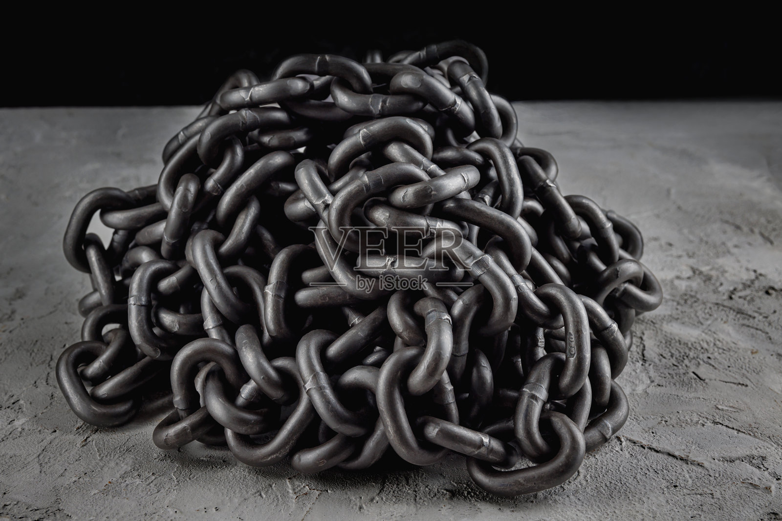 铁链堆放在混凝土上照片摄影图片