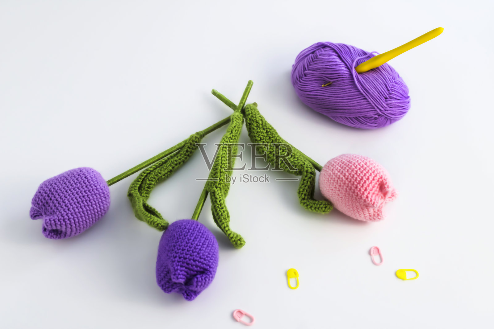 白色背景上的粉色针织郁金香照片摄影图片