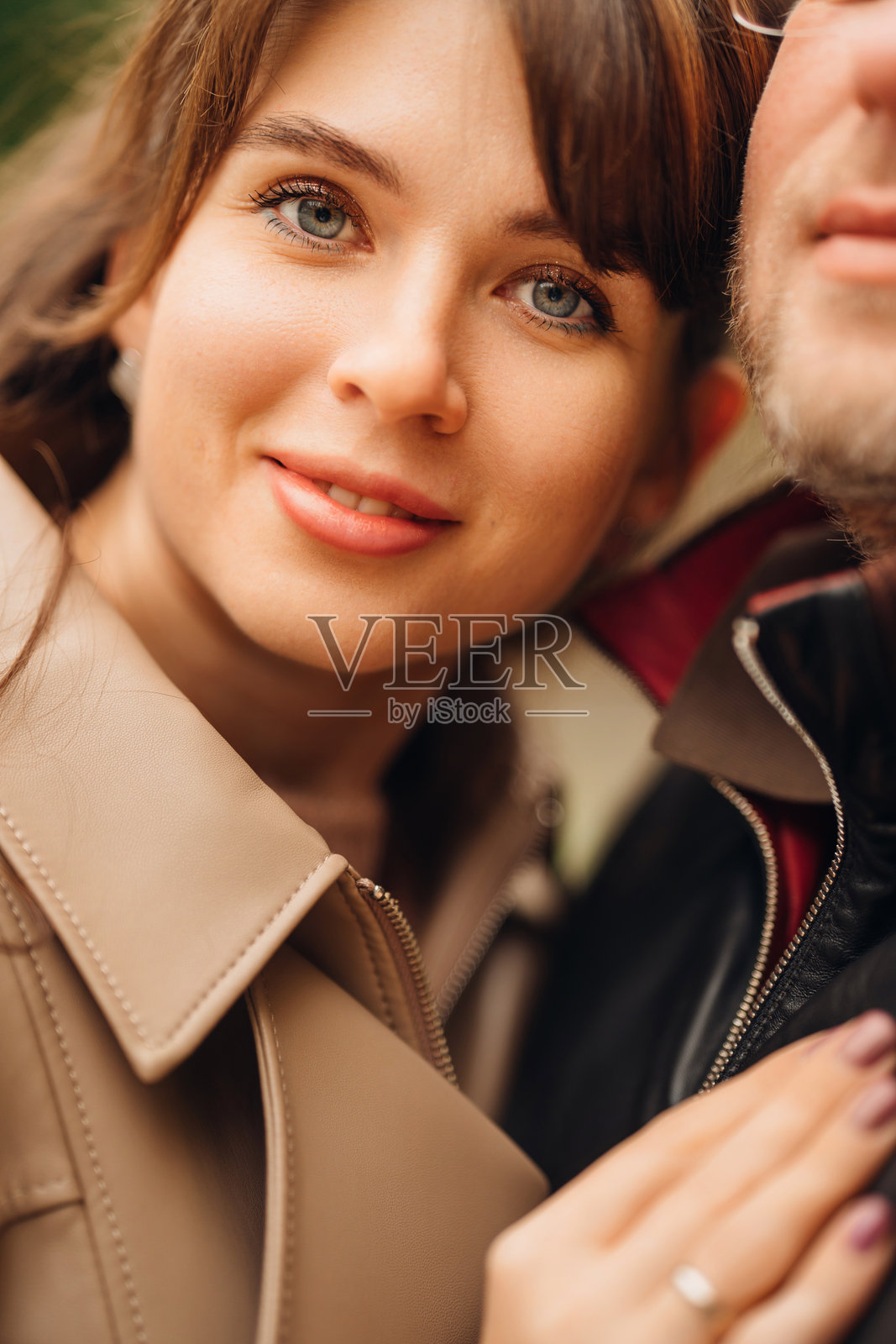 情侣在阳光明媚的日子里享受亲密时刻照片摄影图片