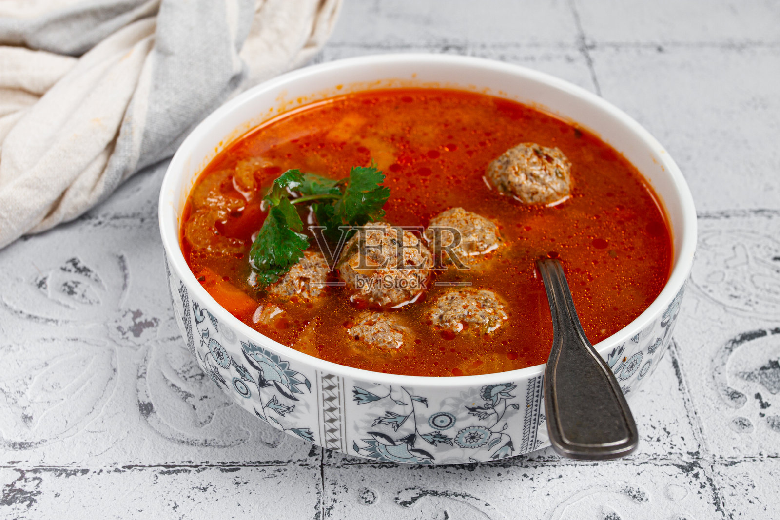 罗马尼亚肉丸汤，蔬菜肉丸汤，铺砖的桌子，自制，无人。照片摄影图片