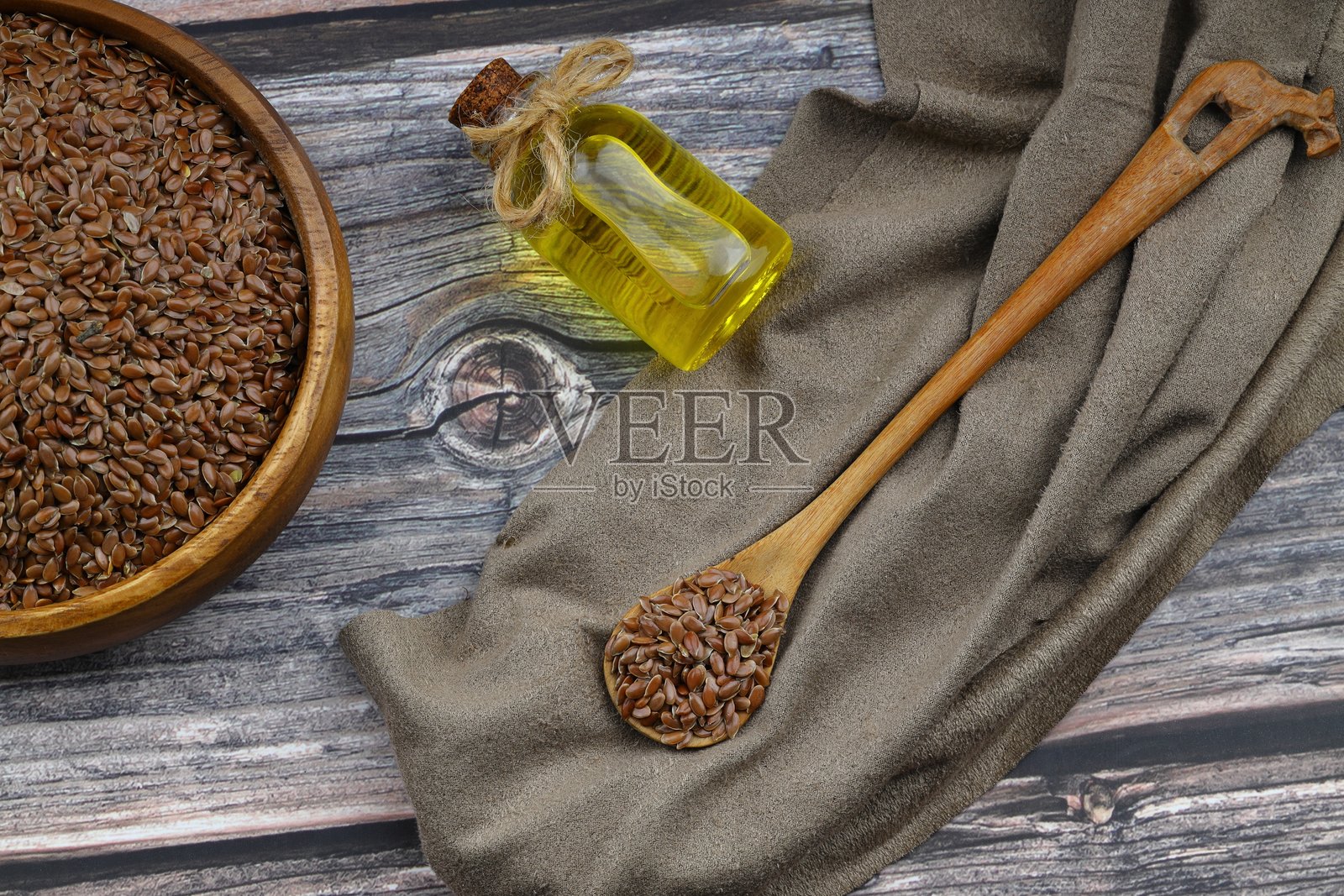 亚麻籽。木勺中的亚麻籽粉。放置在木质背景上。照片摄影图片