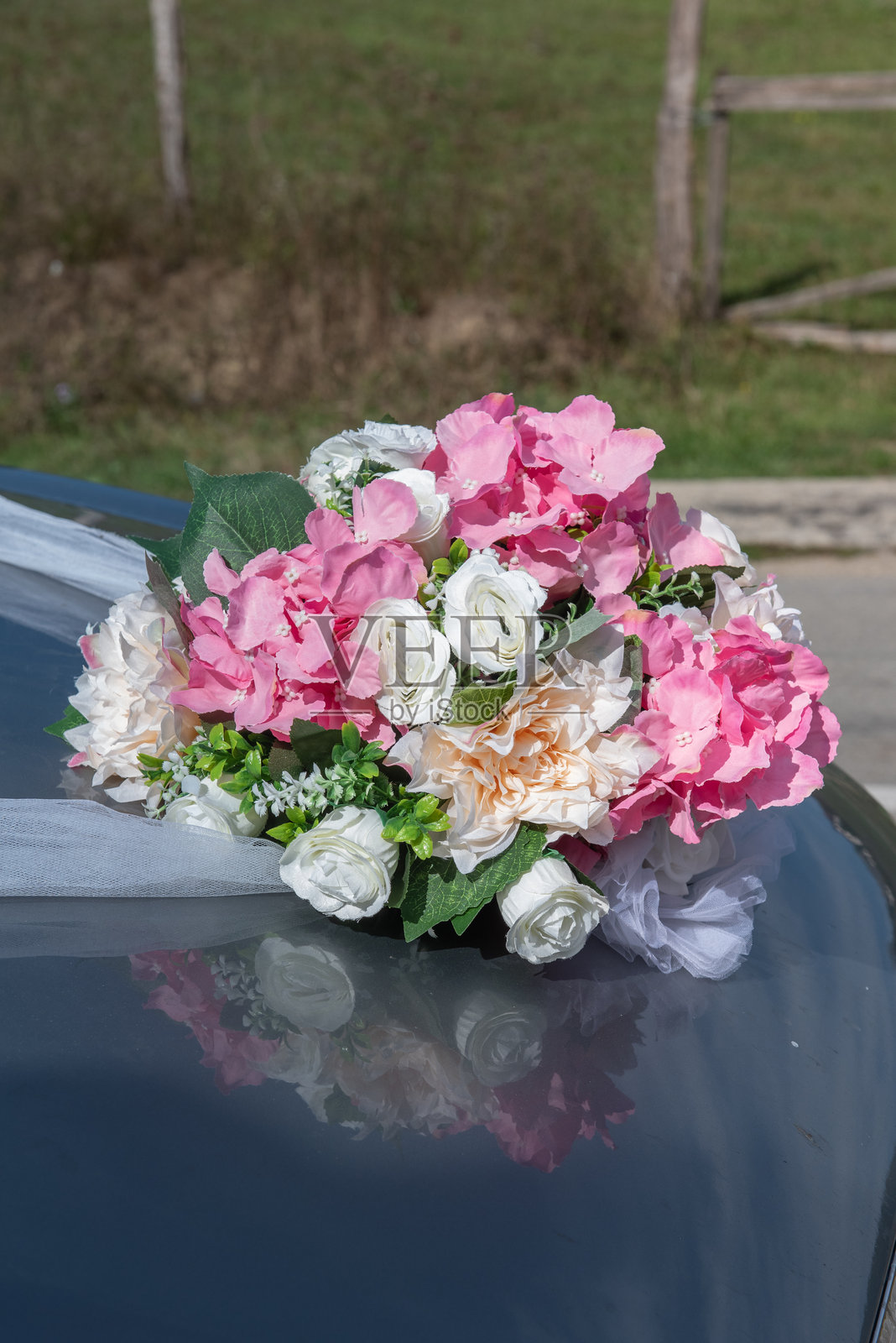 罗马尼亚婚礼上的婚车前部花卉装饰照片摄影图片