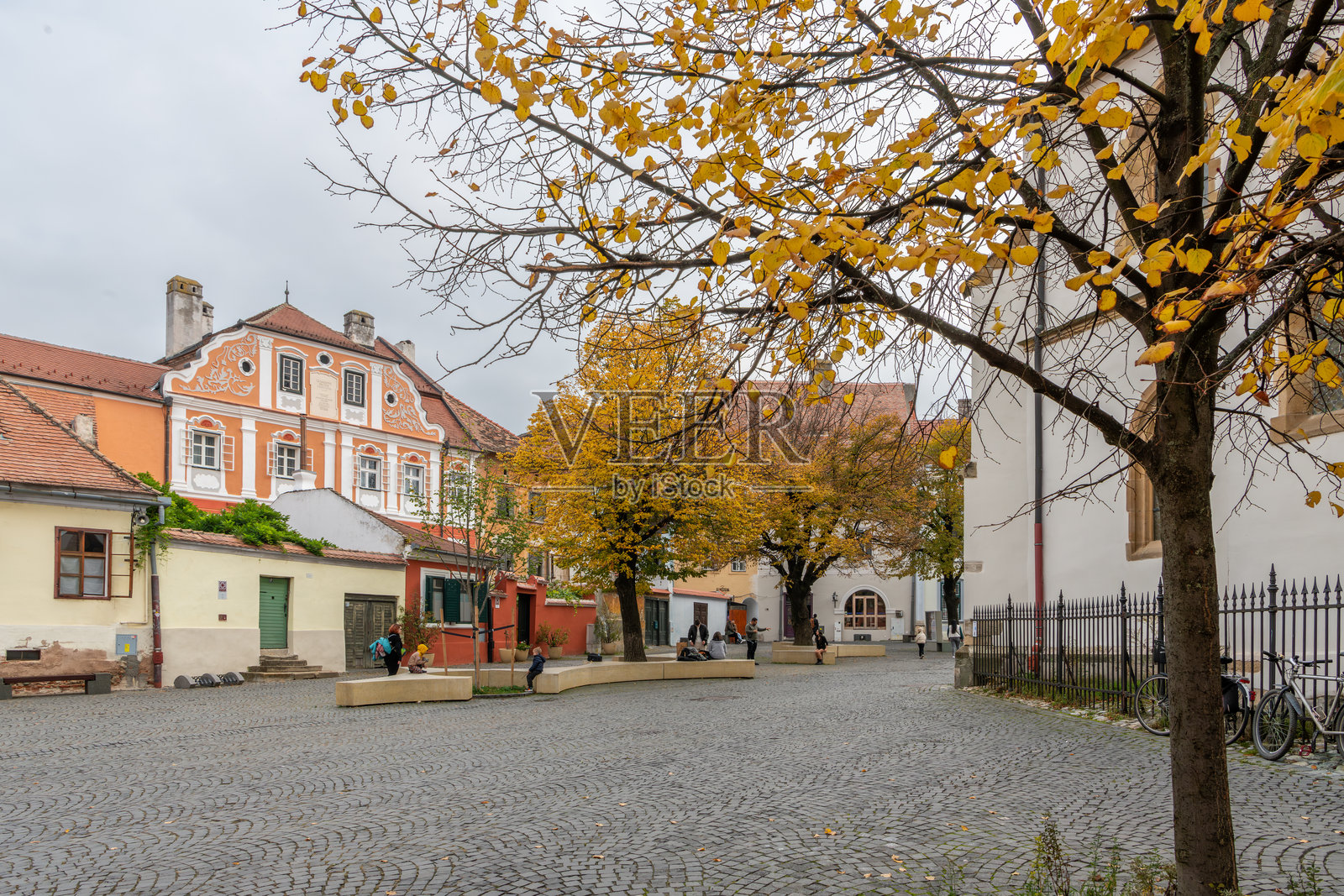 罗马尼亚锡比乌。游客在锡比乌老城区漫步和探索。阿尔贝特·胡特广场，秋季的阿尔贝特·胡特广场。照片摄影图片