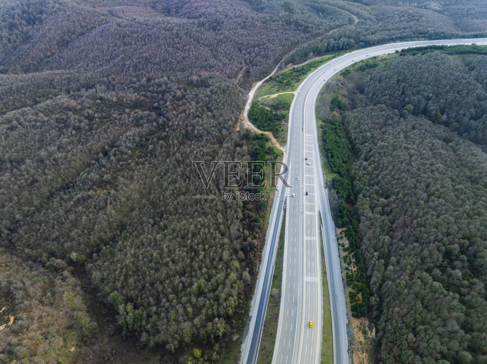 复杂的高速公路交叉口的鸟瞰图，交通繁忙照片摄影图片