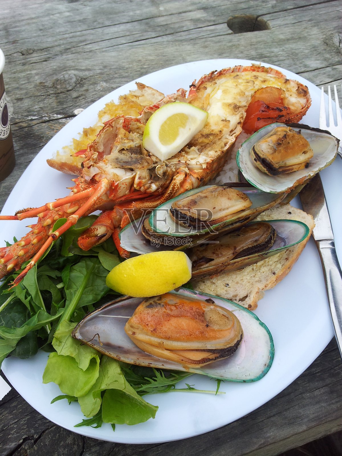 盘子上的小龙虾和青口贝照片摄影图片