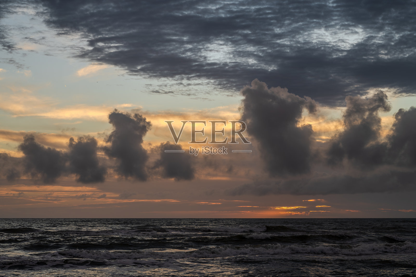 提尔雷尼亚海。秋季日落照片摄影图片