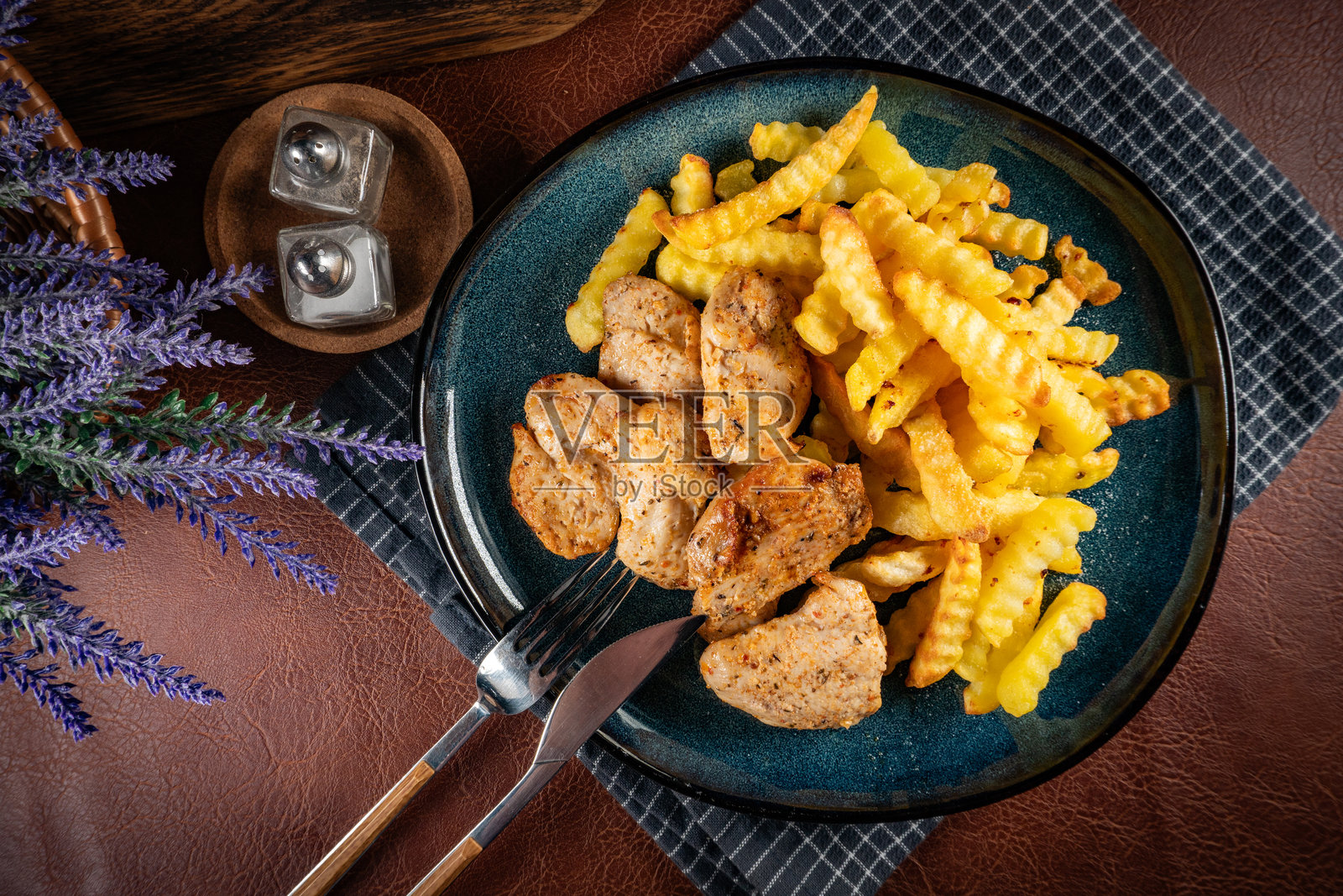 鸡肉块配薯条。照片摄影图片