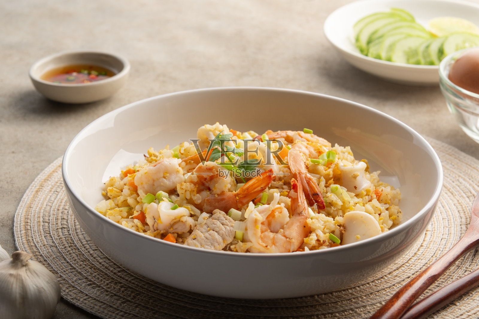 海鲜炒饭。照片摄影图片