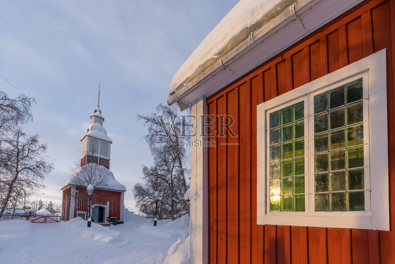 尤卡斯亚尔维教堂，冬季的小木建筑。瑞典基鲁纳，诺尔博滕县尤卡斯亚尔维。照片摄影图片