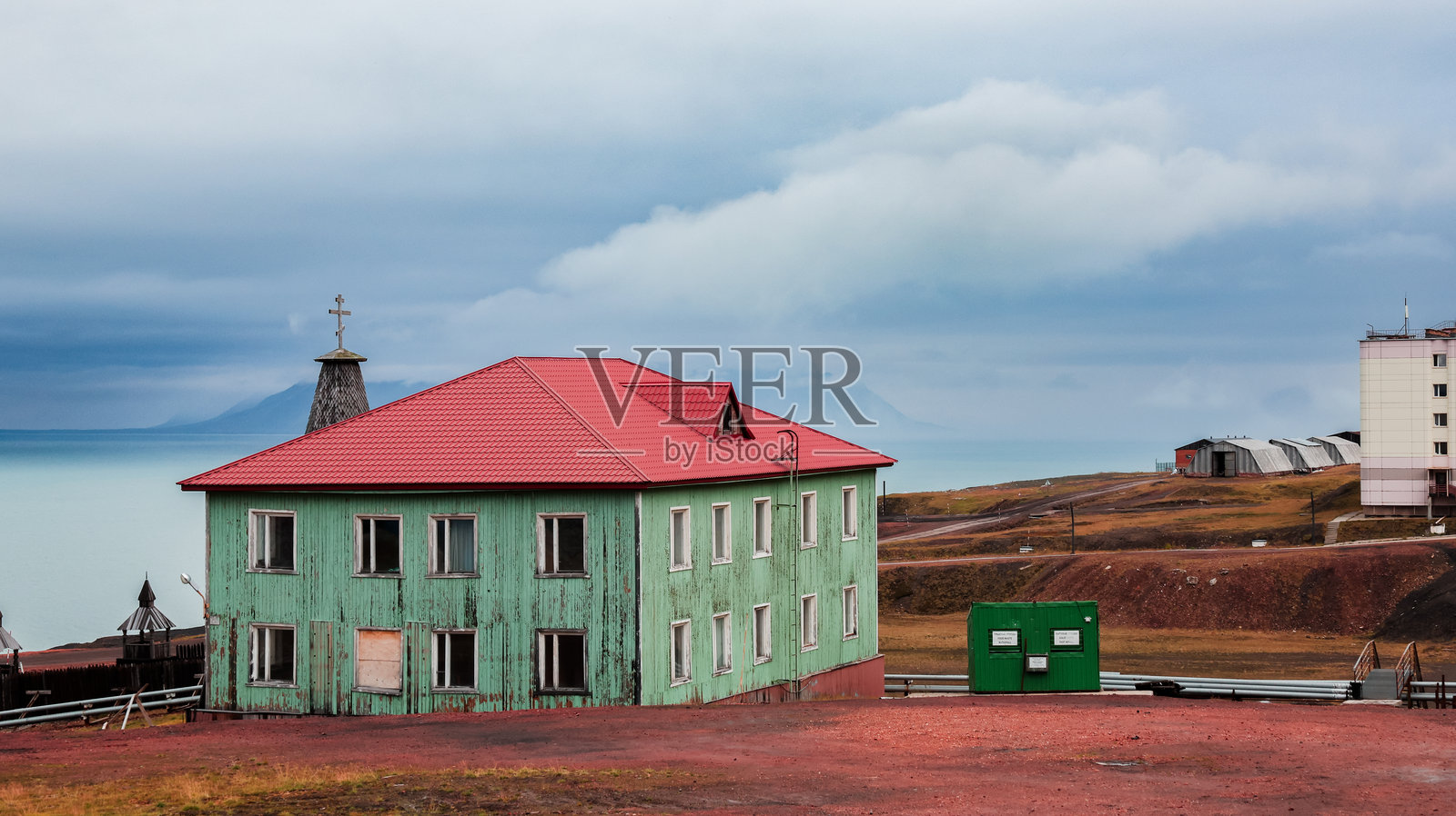 斯瓦尔巴群岛巴伦茨堡的老建筑与多彩屋顶在阴云密布的天空下照片摄影图片