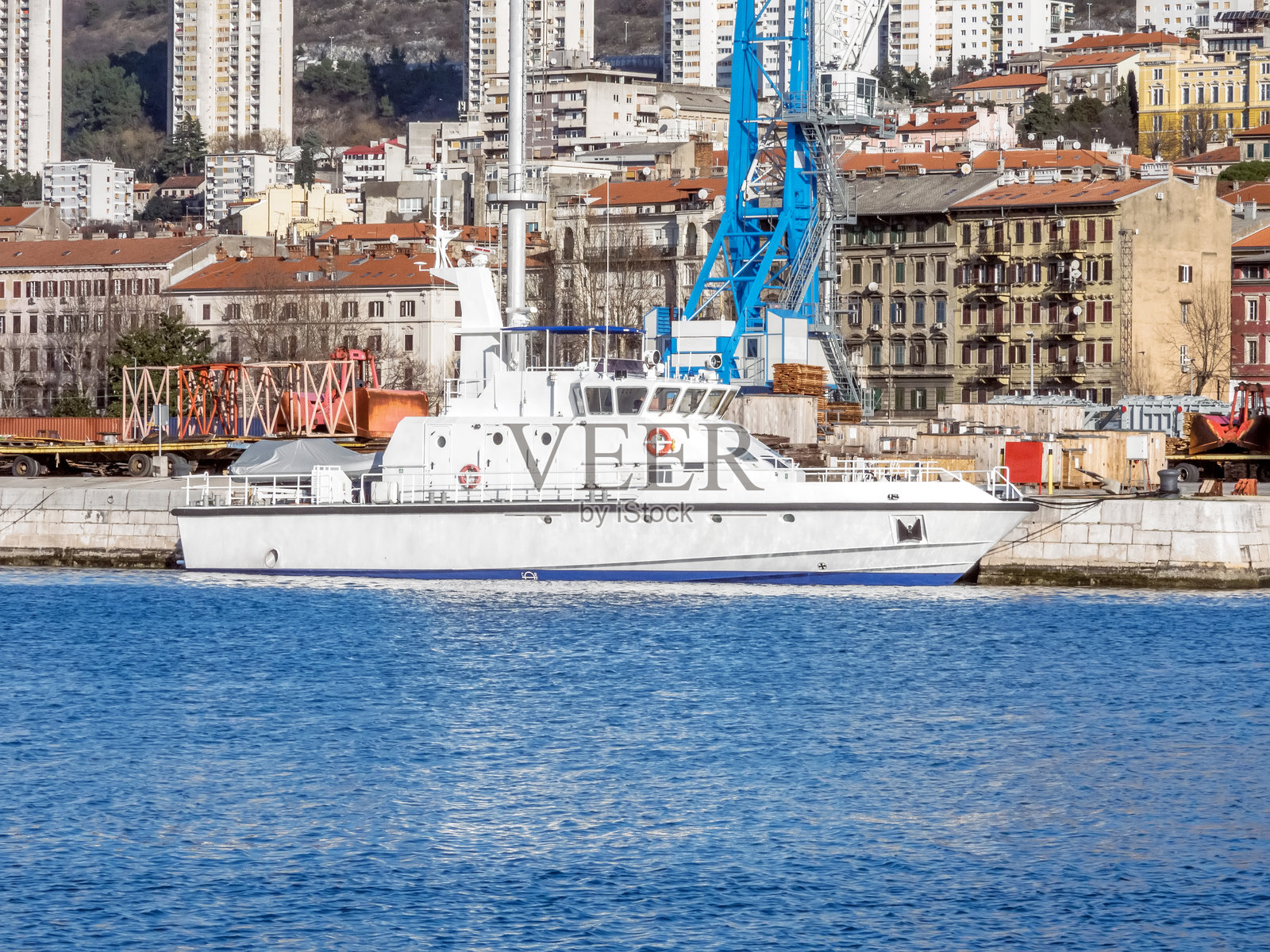 里耶卡港口停靠的警察巡逻艇照片摄影图片