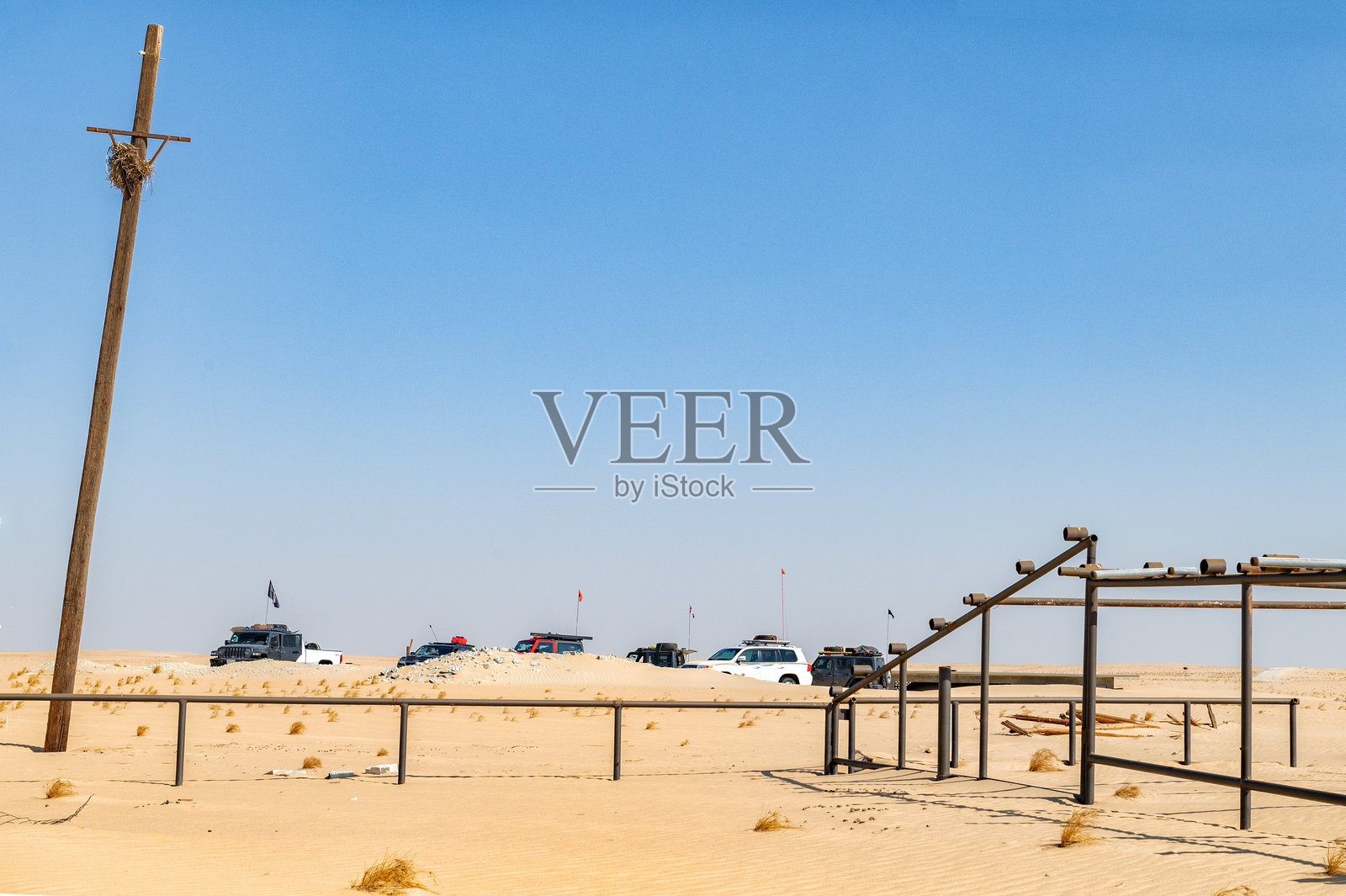 鲁卜哈利沙漠，废弃的石油勘探营地遗迹照片摄影图片