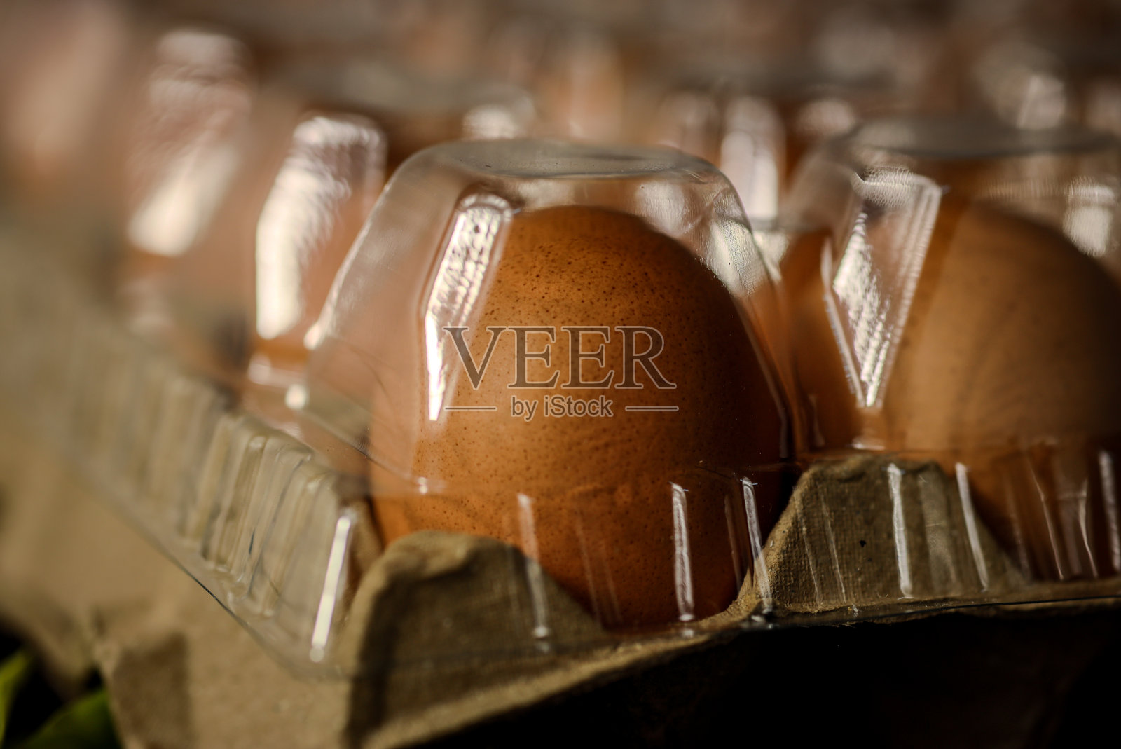 托盘中的鸡蛋特写照片照片摄影图片