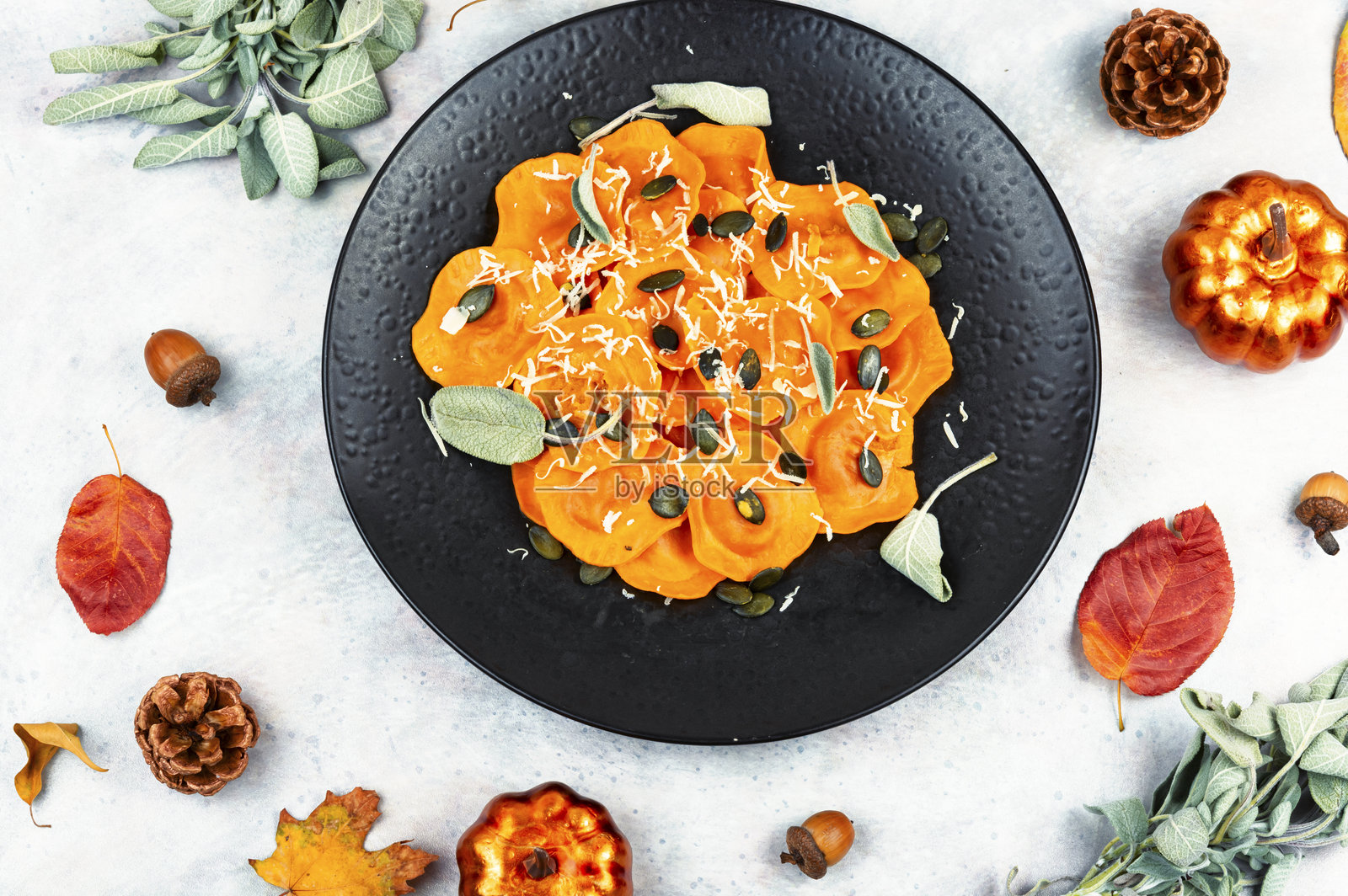 新鲜自制南瓜饺子。照片摄影图片