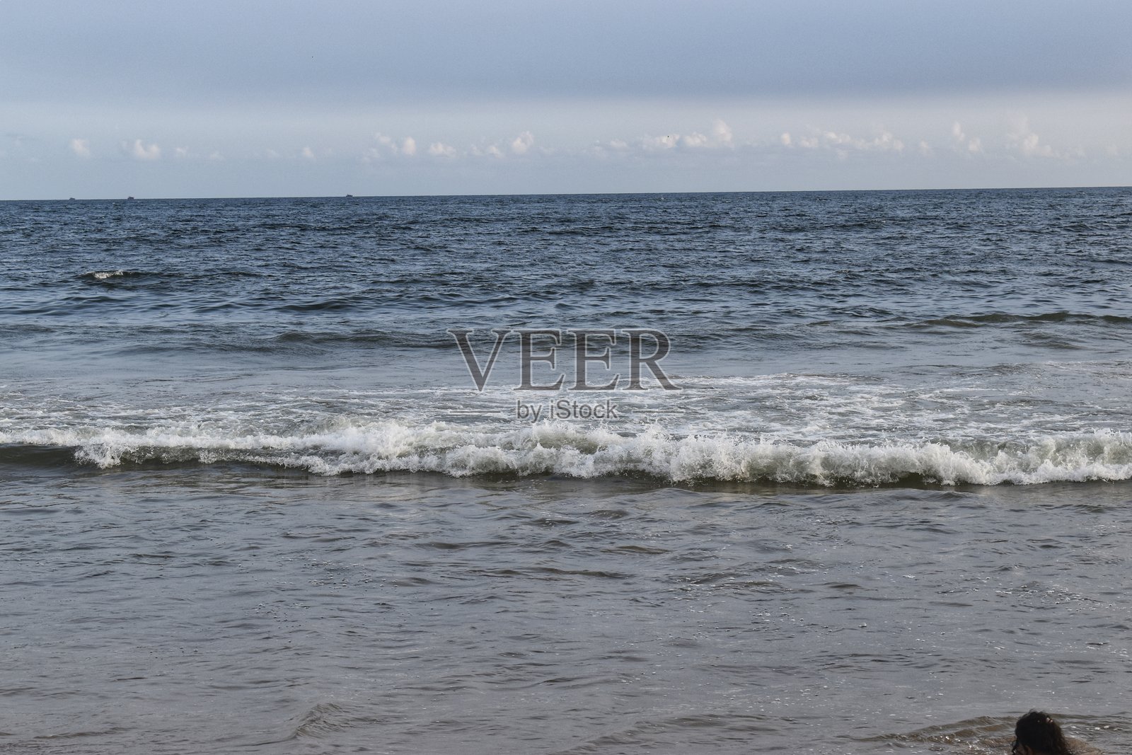 海洋风暴波涛汹涌，剧烈撞击，水花四溅，天空与海平线交汇，自然前景中的海水边缘。照片摄影图片