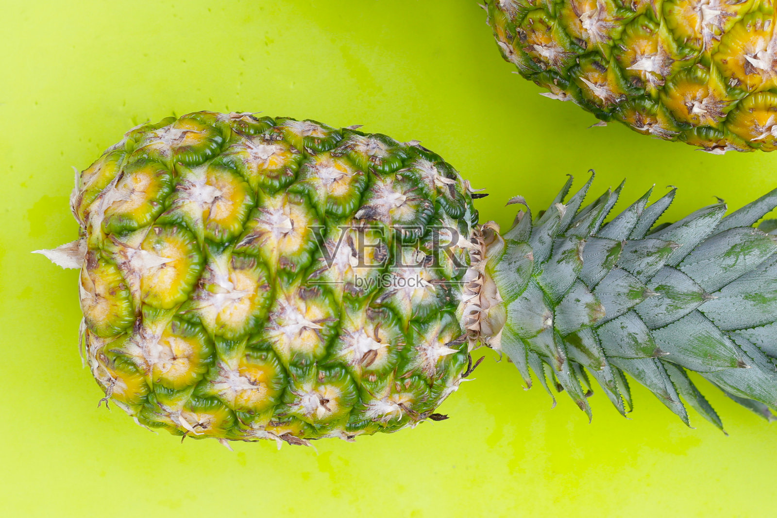 新鲜成熟的菠萝，汁多味美的热带水果照片摄影图片