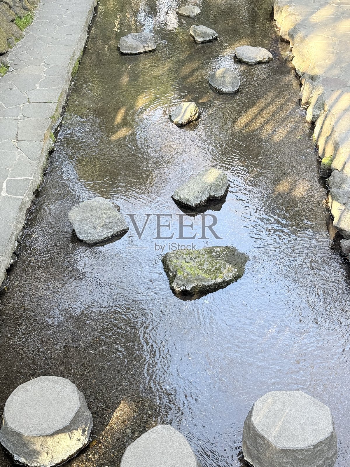 Kakita River Springs是位于日本静冈县的著名天然泉水。它以其异常清澈和纯净的水而闻名，这些水源自流经富士山的地下溪流。照片摄影图片