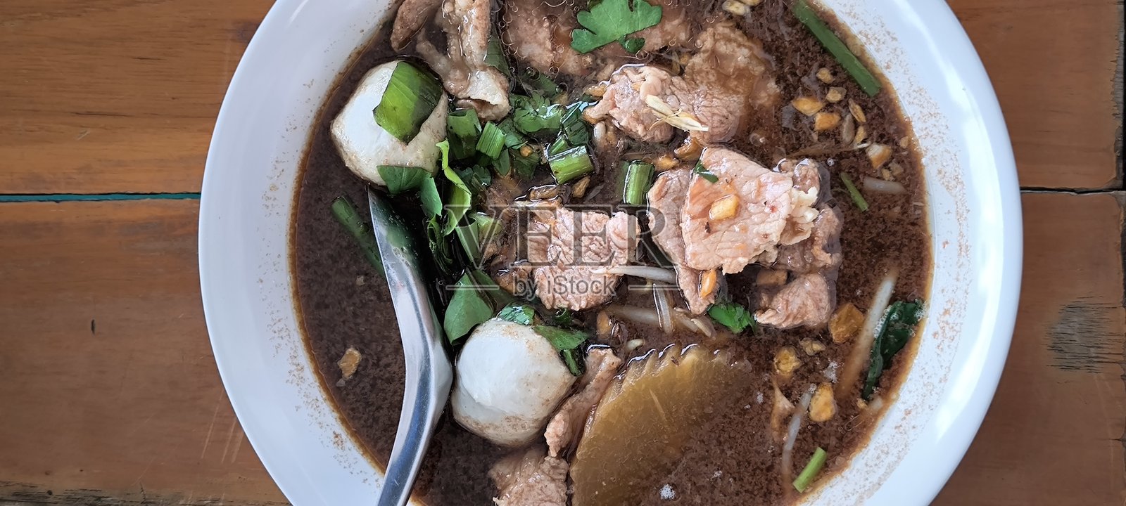 桌子上的碗里盛着面条照片摄影图片