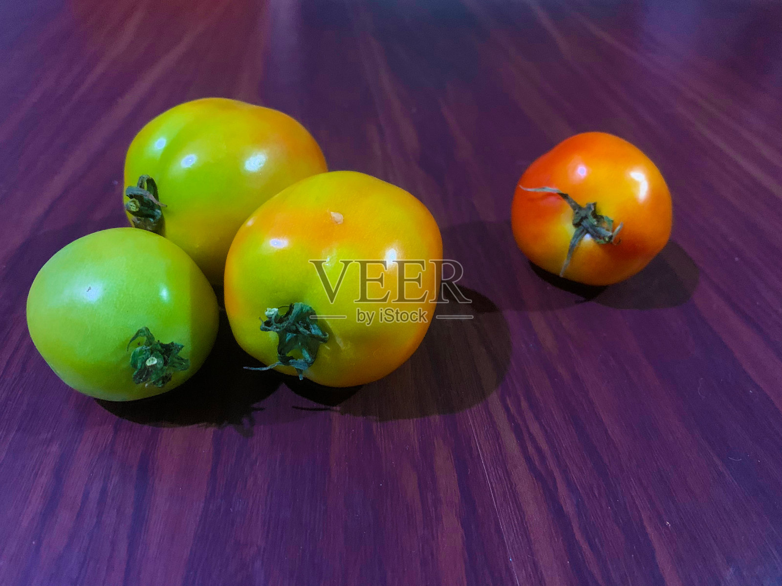 成熟的番茄放在木质表面上照片摄影图片