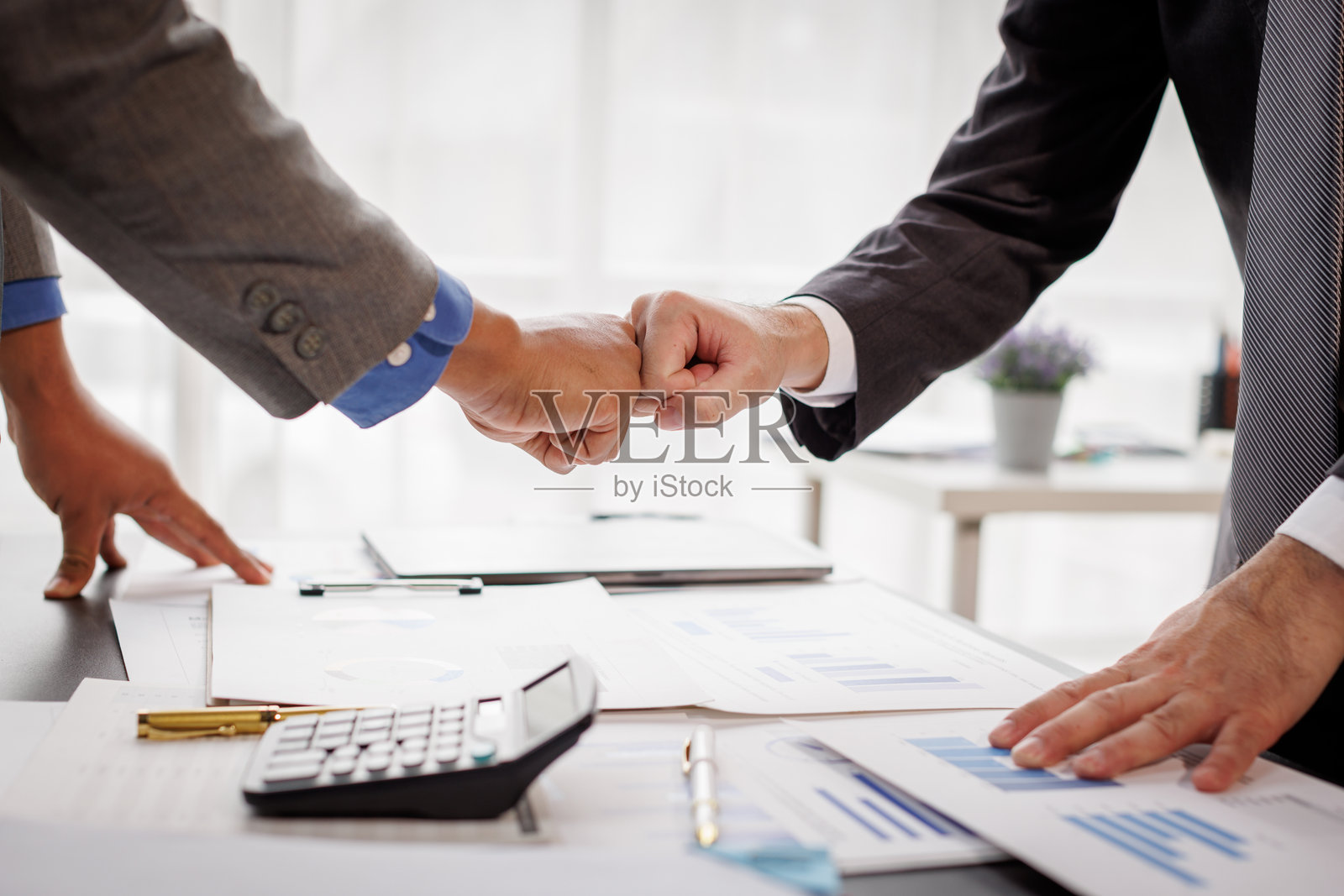 商人们的手相互碰撞，商务握手庆祝成功的商业交易概念照片摄影图片