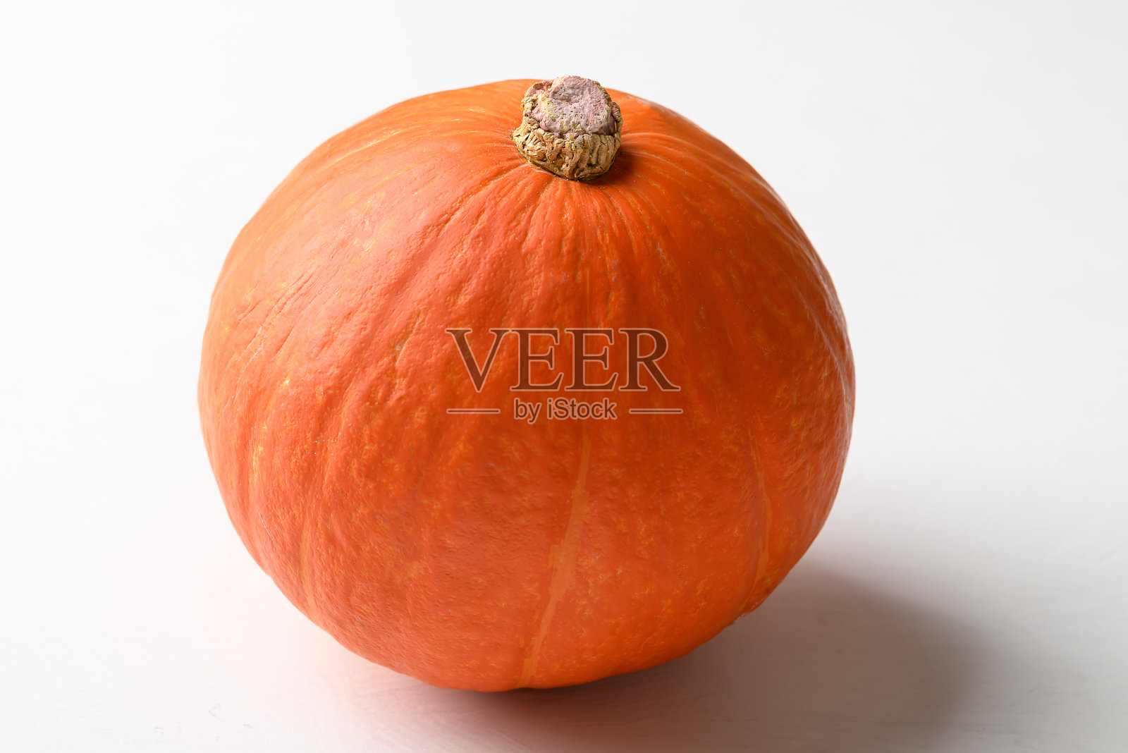 白色背景上的橙色北海道南瓜照片摄影图片