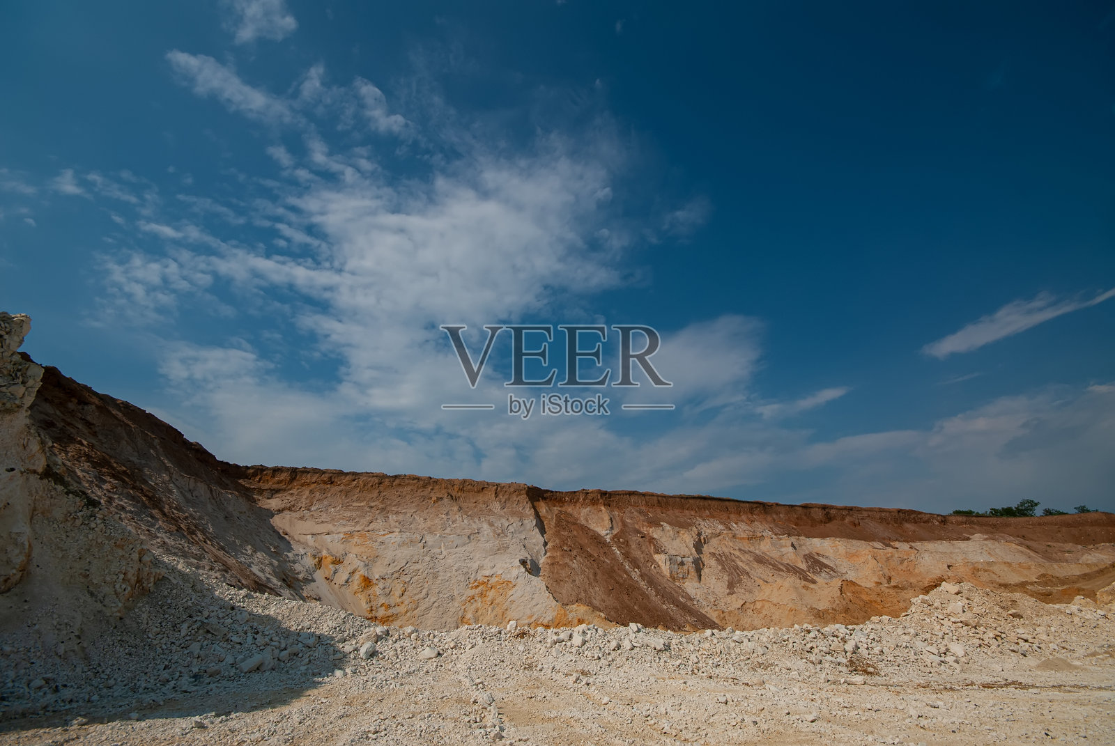 露天采石场用于提取泥灰岩以生产水泥。照片摄影图片