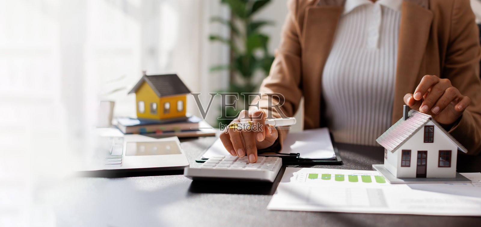 房地产经纪人的签名在合同上完成了抵押贷款协议，标志着在商业用途的住房物业上的重大投资。照片摄影图片
