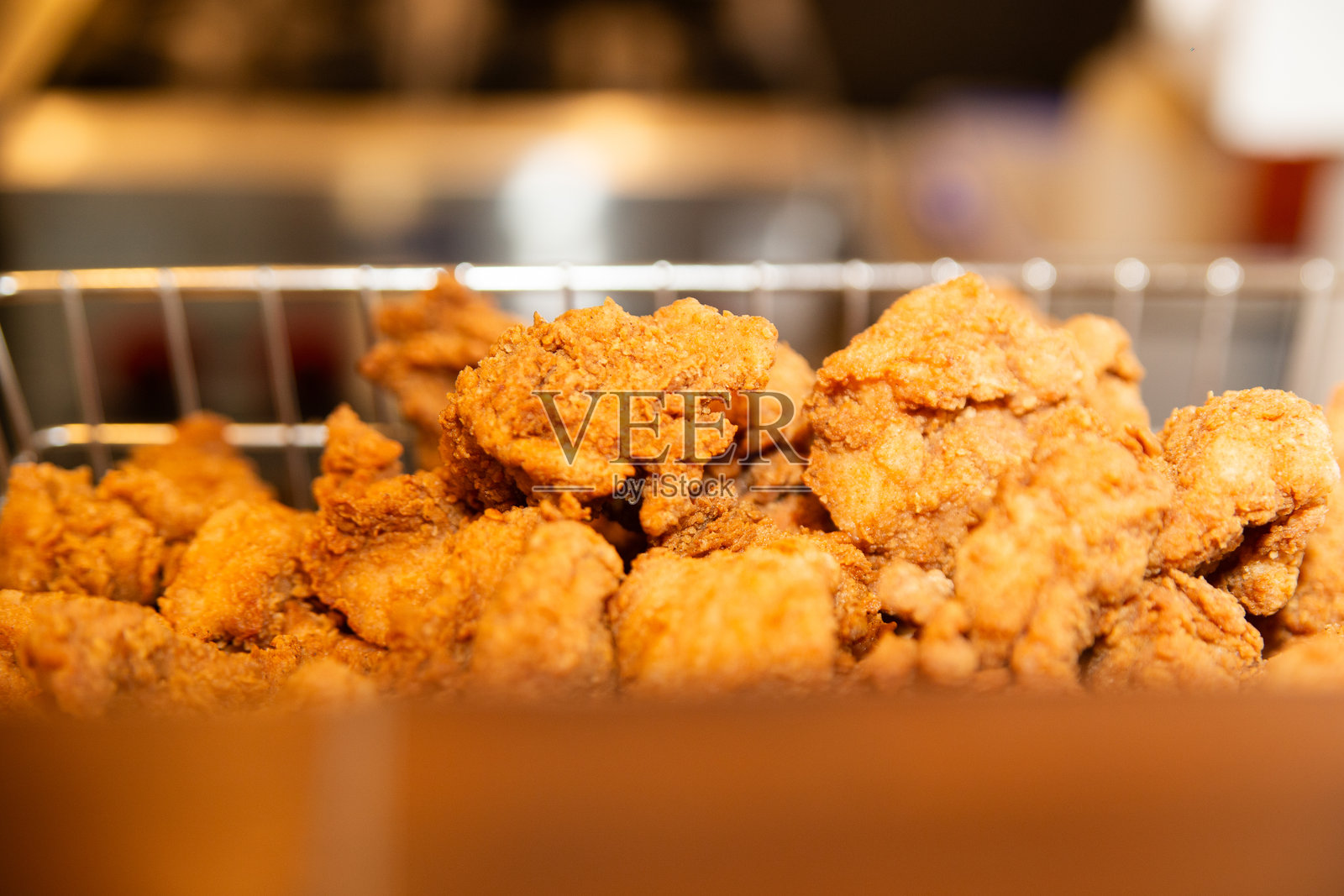 炸鸡块在沸油中的特写镜头照片摄影图片