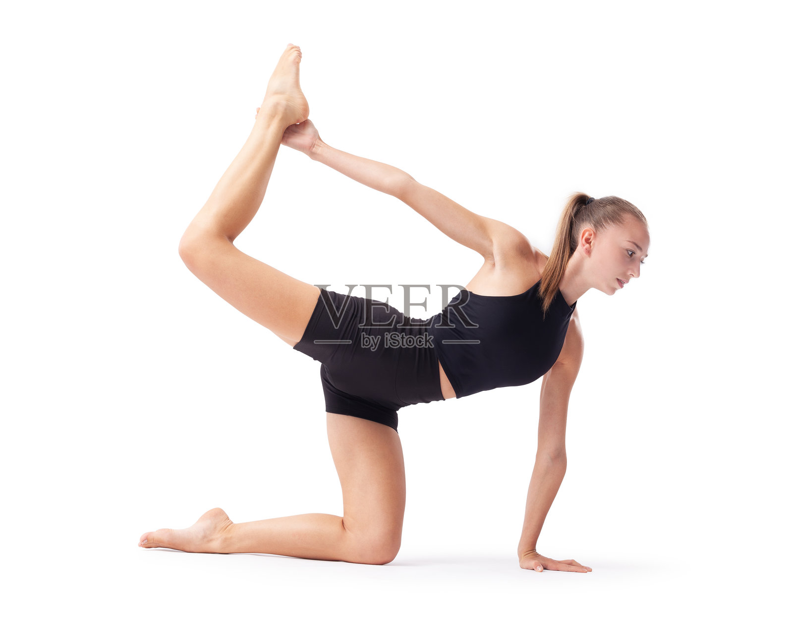 年轻女性进行艺术体操训练，灵活的韵律体操运动员展示姿势和技能，运动锻炼，健康与健身概念，背景为白色。照片摄影图片