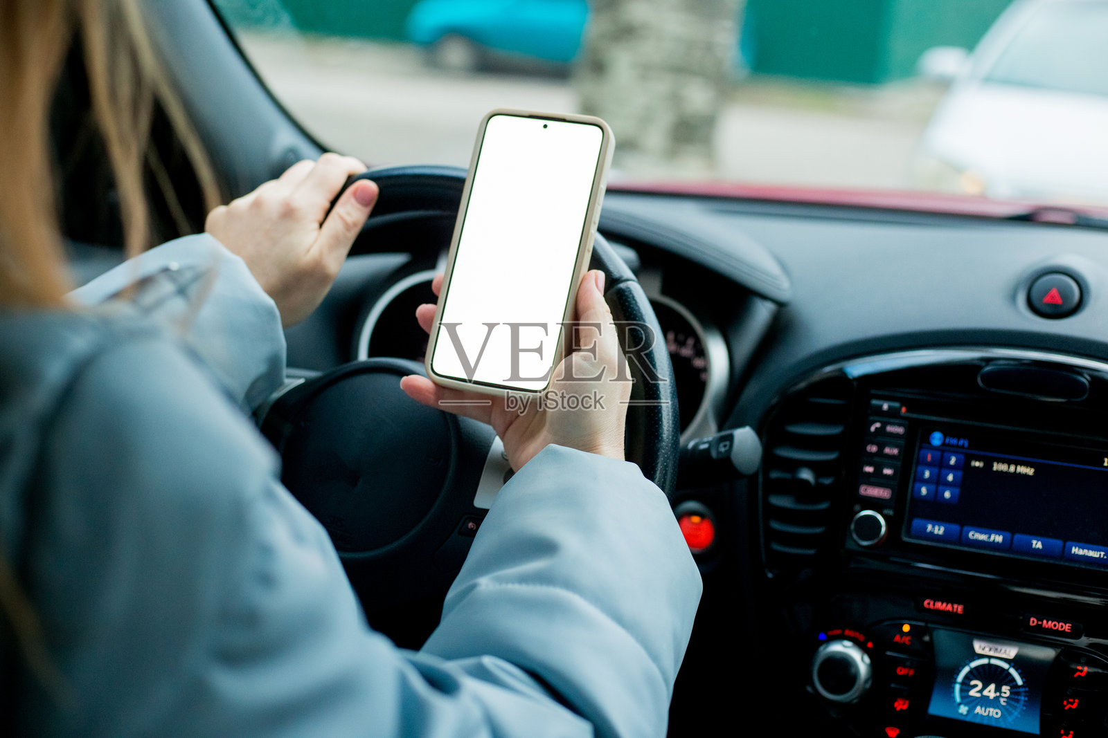 汽车中的智能手机模型：在各种驾驶场景中展示的空白屏幕手机照片摄影图片