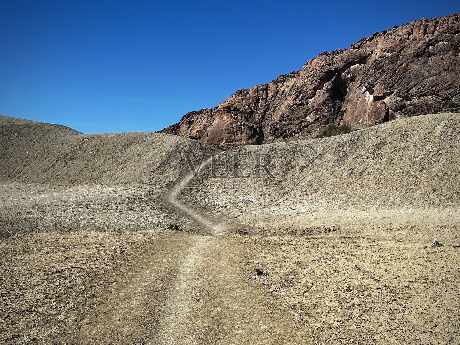 蜿蜒的沙漠小径穿过沙丘（德林瓜，德克萨斯州，美国）照片摄影图片