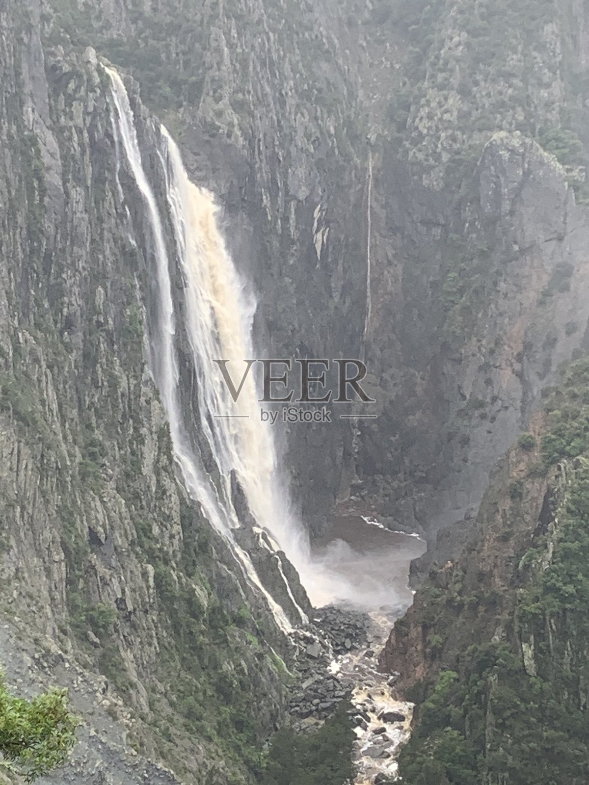 沃洛蒙比瀑布洪水泛滥照片摄影图片