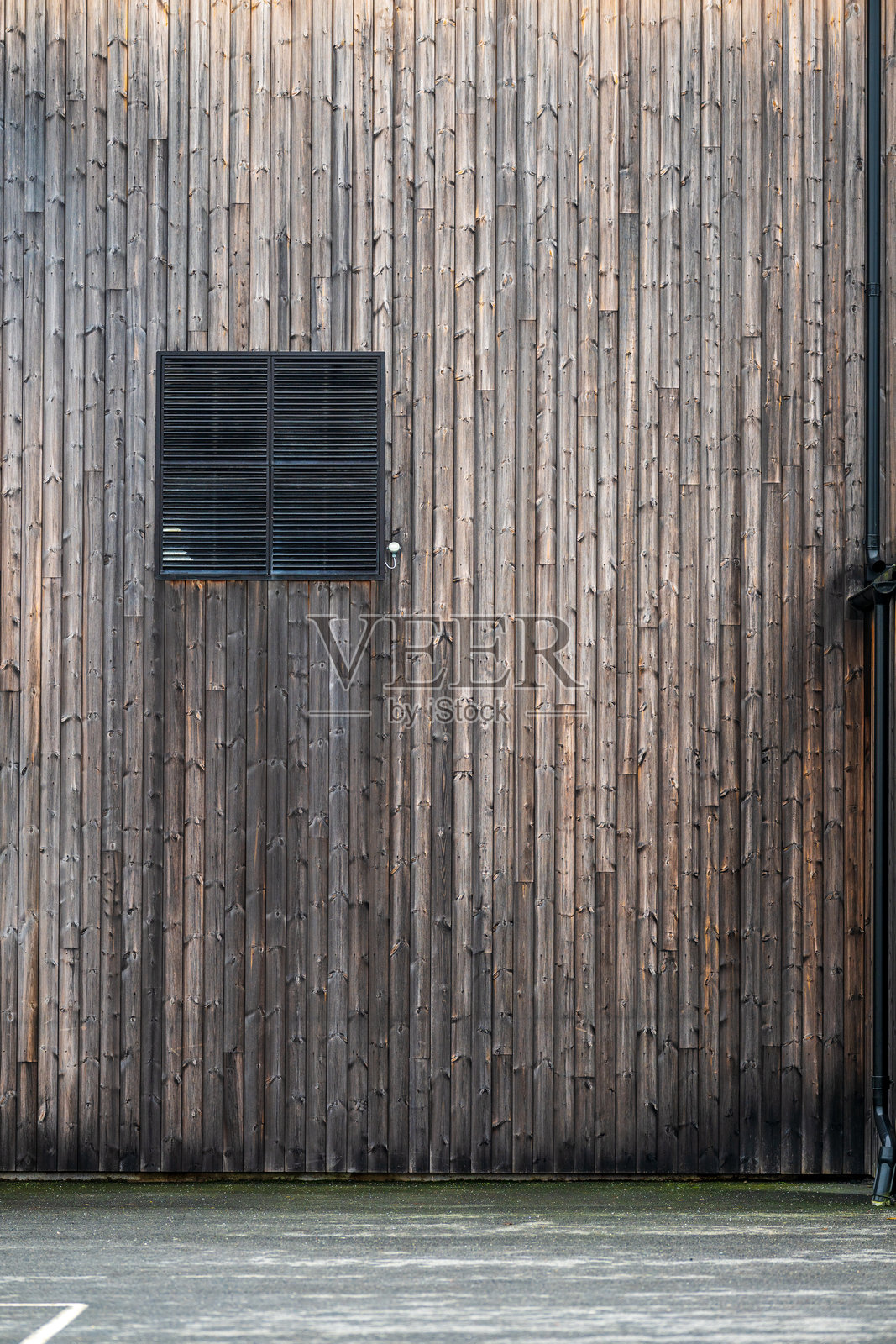 风化的木墙，带有通风口和灯具。照片摄影图片