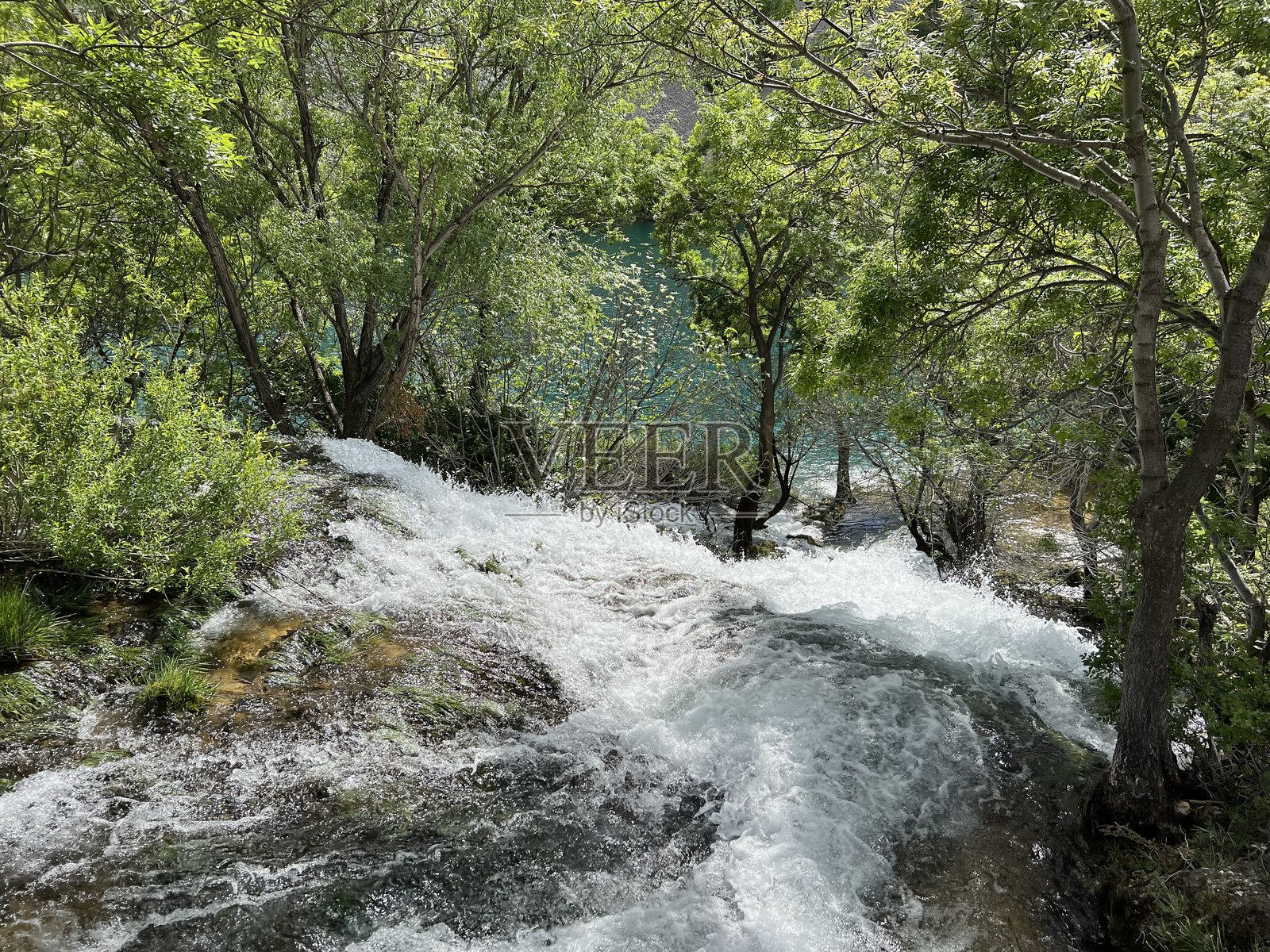 克鲁帕河上库丁桥下的瀑布，戈卢比奇（韦莱比特自然公园，克罗地亚）照片摄影图片
