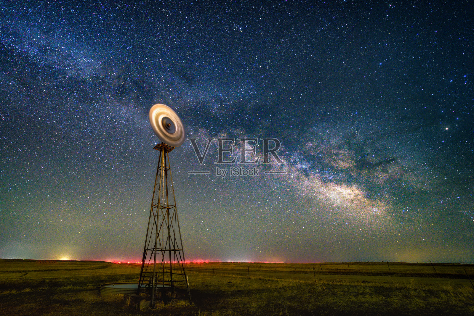 科罗拉多东部平原的风车下银河夜空照片摄影图片
