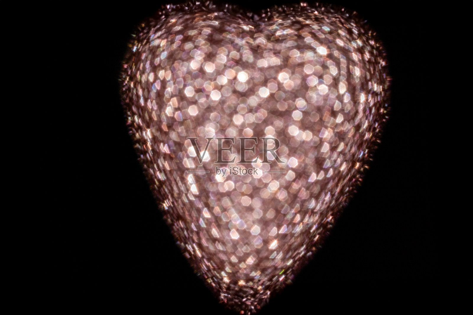 心形节日灯饰在黑暗背景下发出迷人的散景效果照片摄影图片