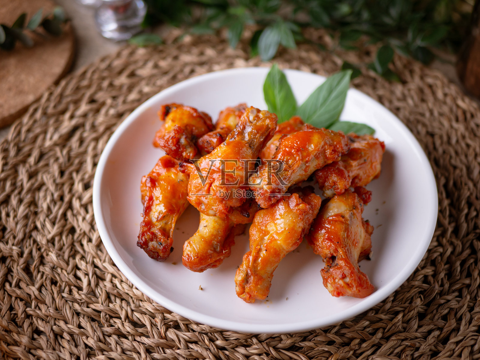 经典新奥尔良烧烤烤鸡翅。照片摄影图片