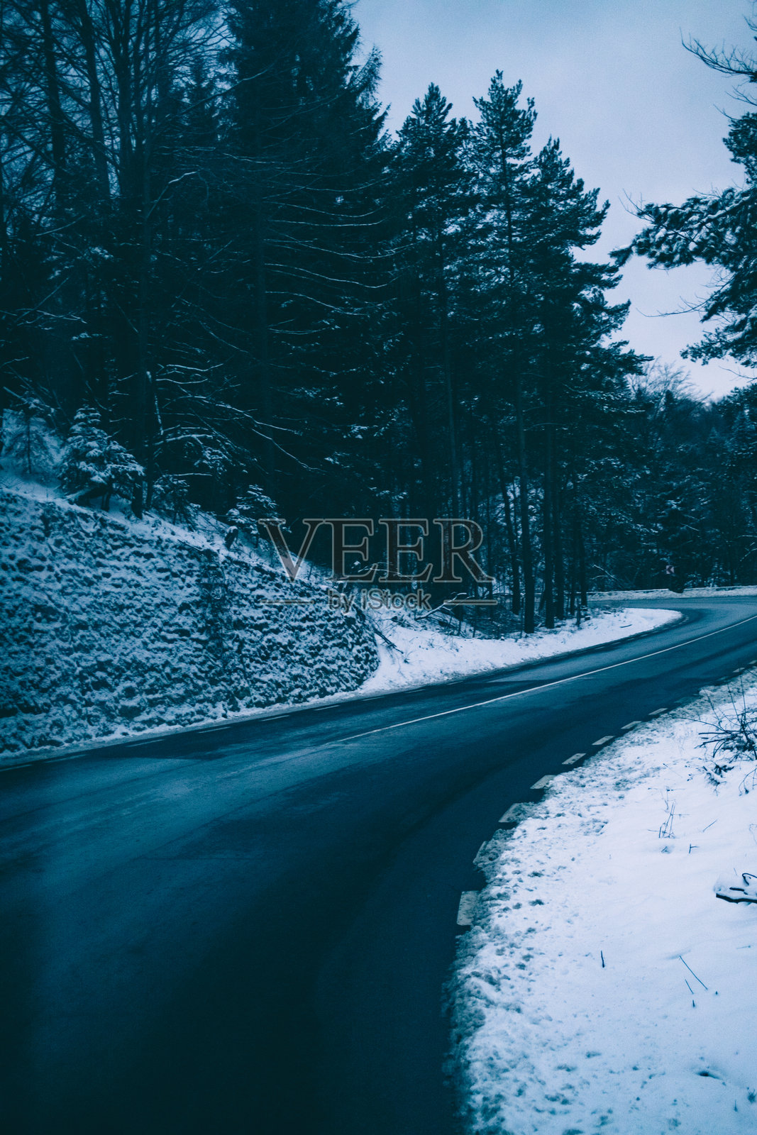 傍晚时分穿过雪-covered街道照片摄影图片
