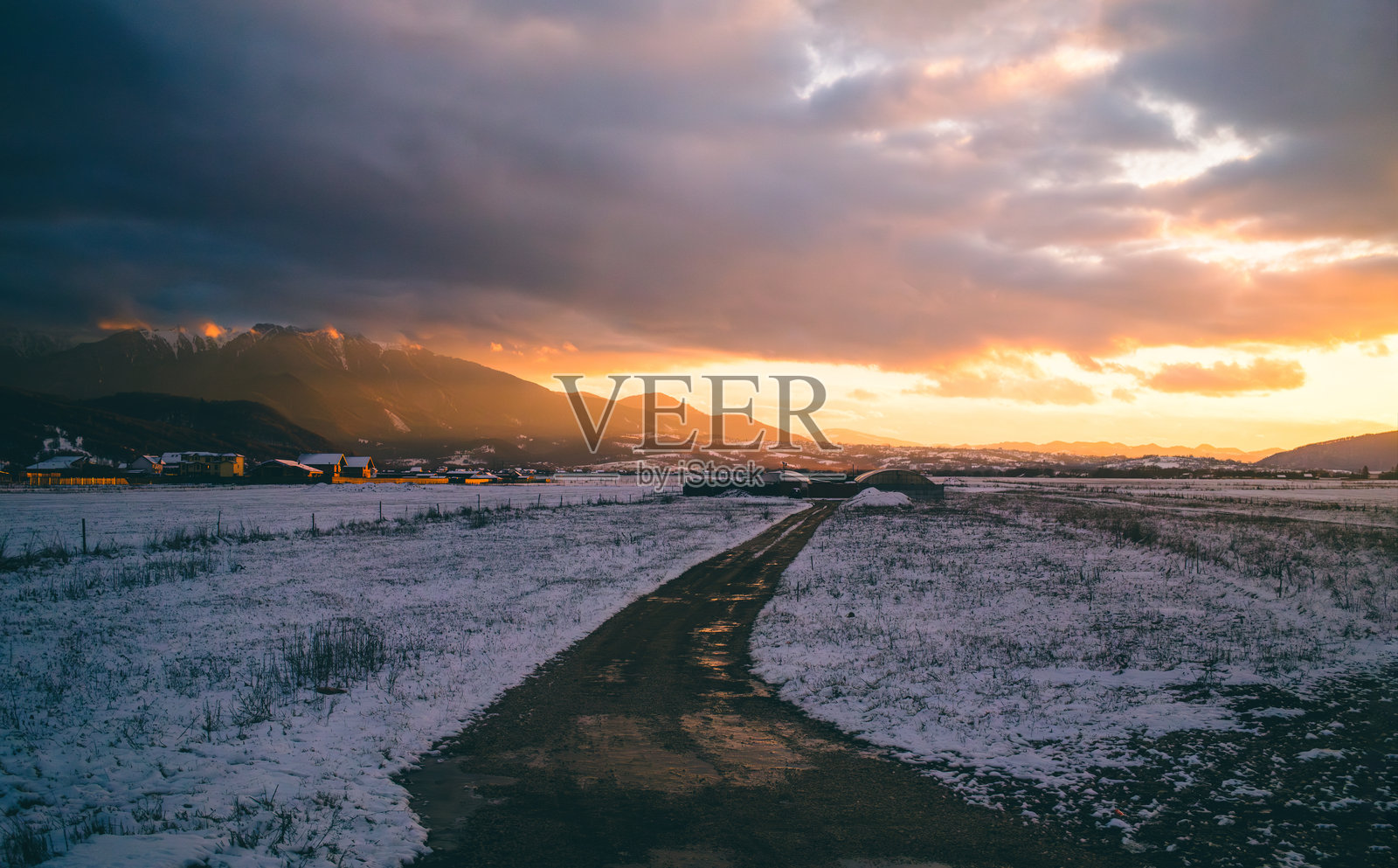 雪地上的冬季日落照片摄影图片