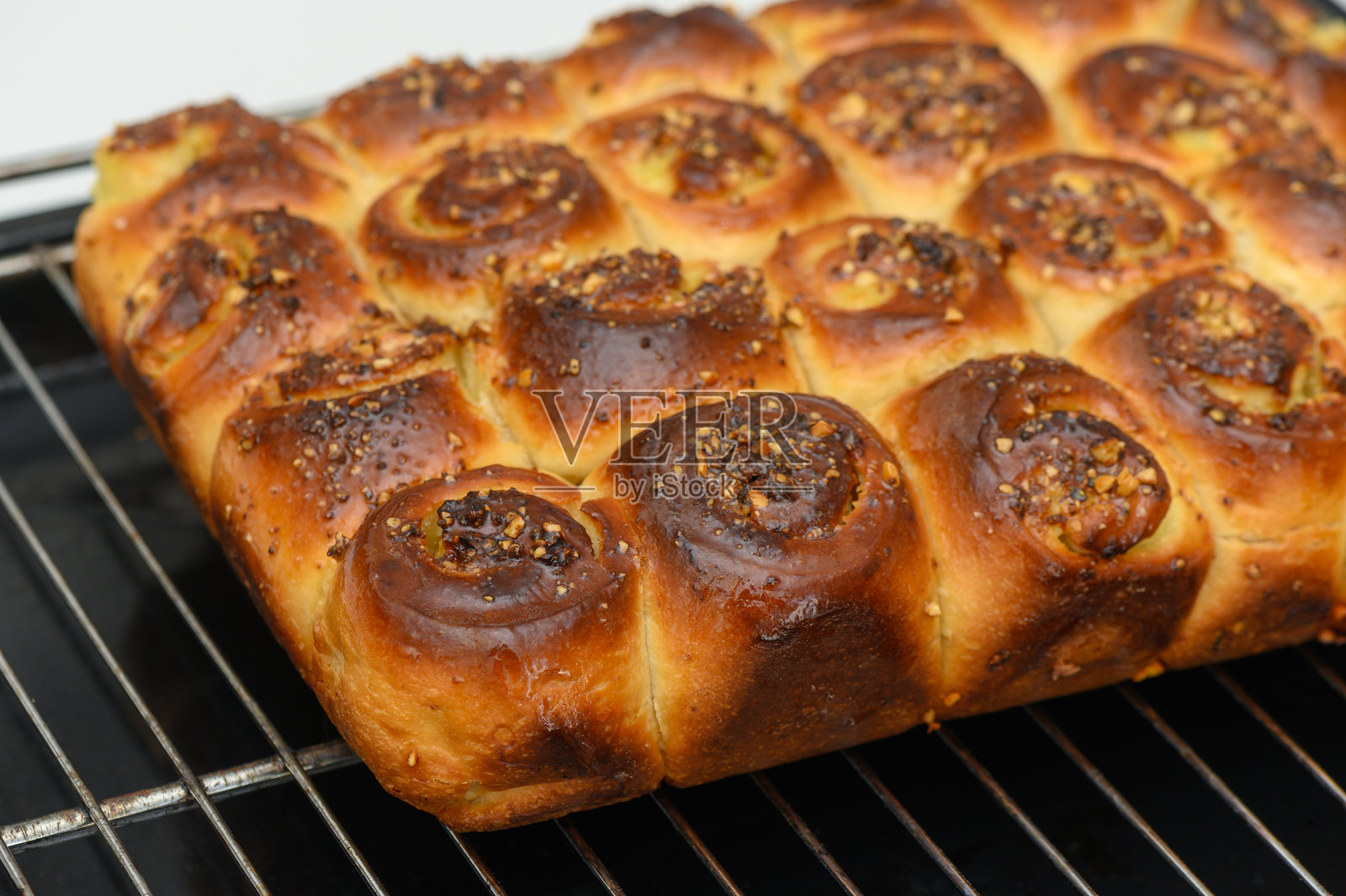 烘焙出一款美味的自制面包，金黄色的外壳和甜美的馅料，刚出炉，适合任何聚会或家庭餐。照片摄影图片