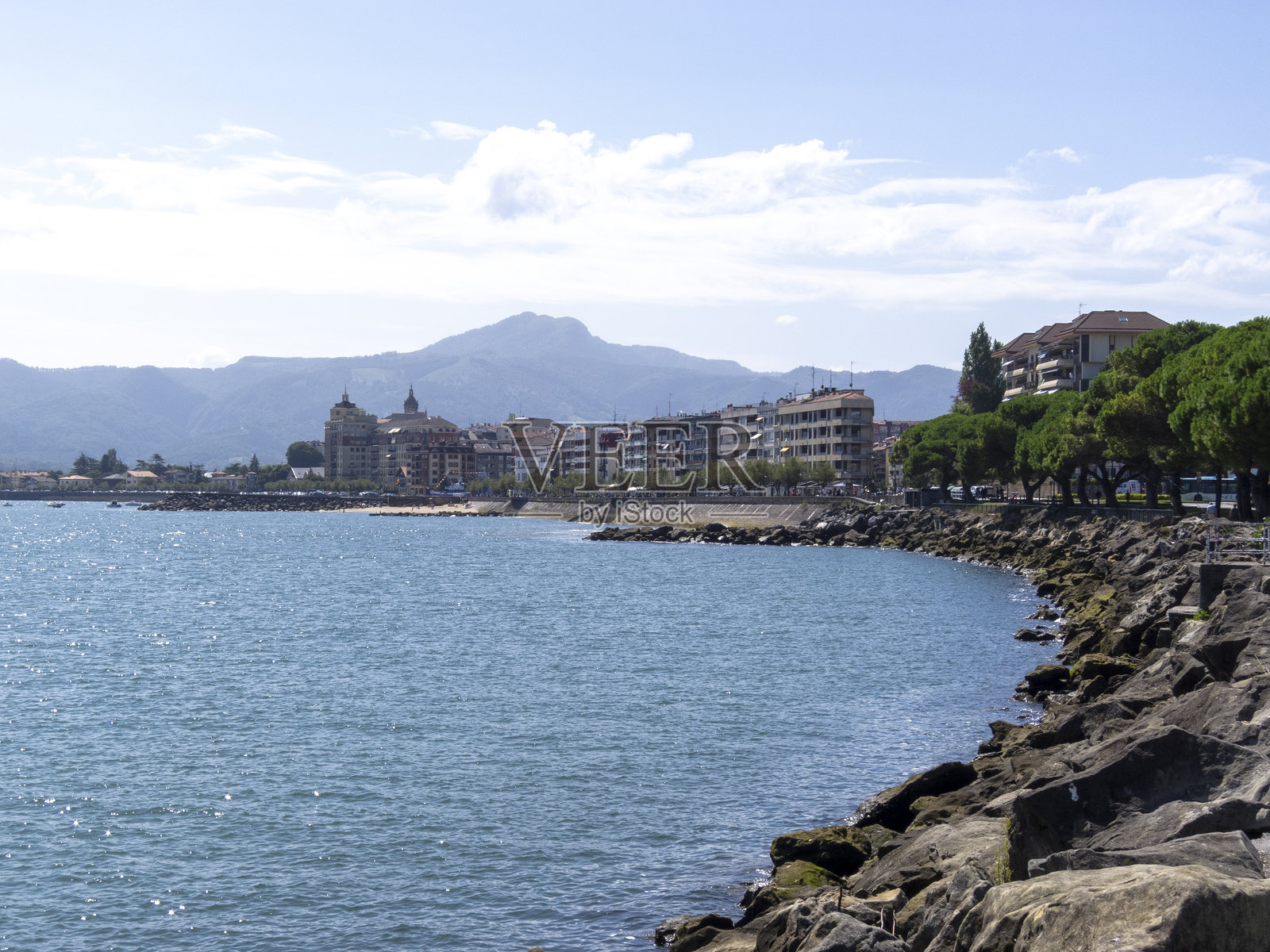 巴斯克地区海岸的全景，特别是阳光明媚的夏日里，旅游小镇霍恩达里比亚。照片摄影图片