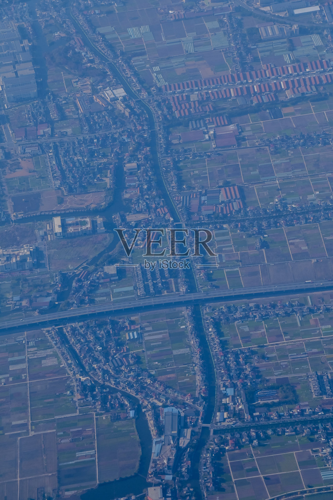 从飞机窗户看到的中国的城市景观。城市风光的鸟瞰图，中国的土地，亚洲。照片摄影图片