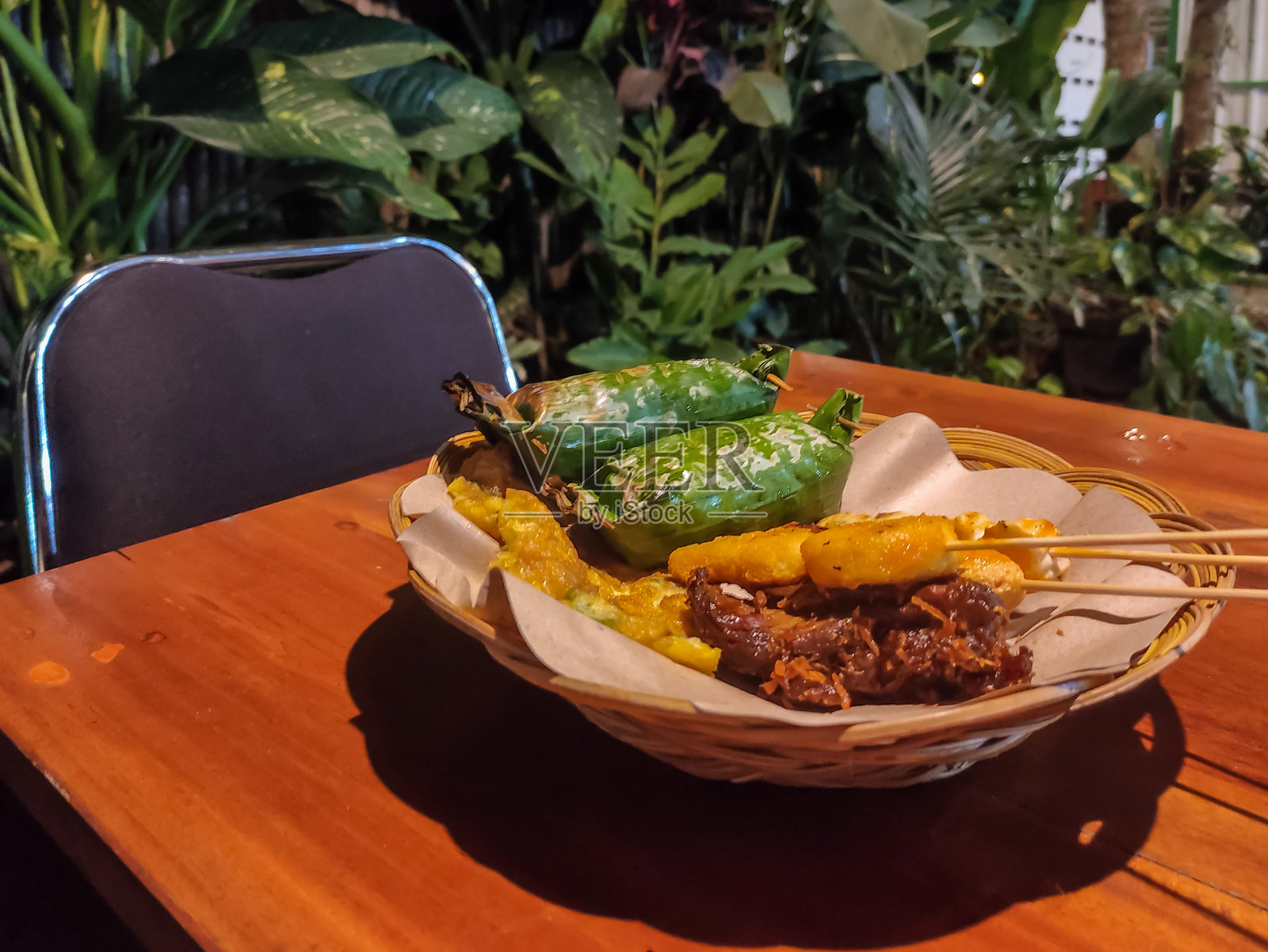 传统印尼美食在乡村户外用餐环境中照片摄影图片