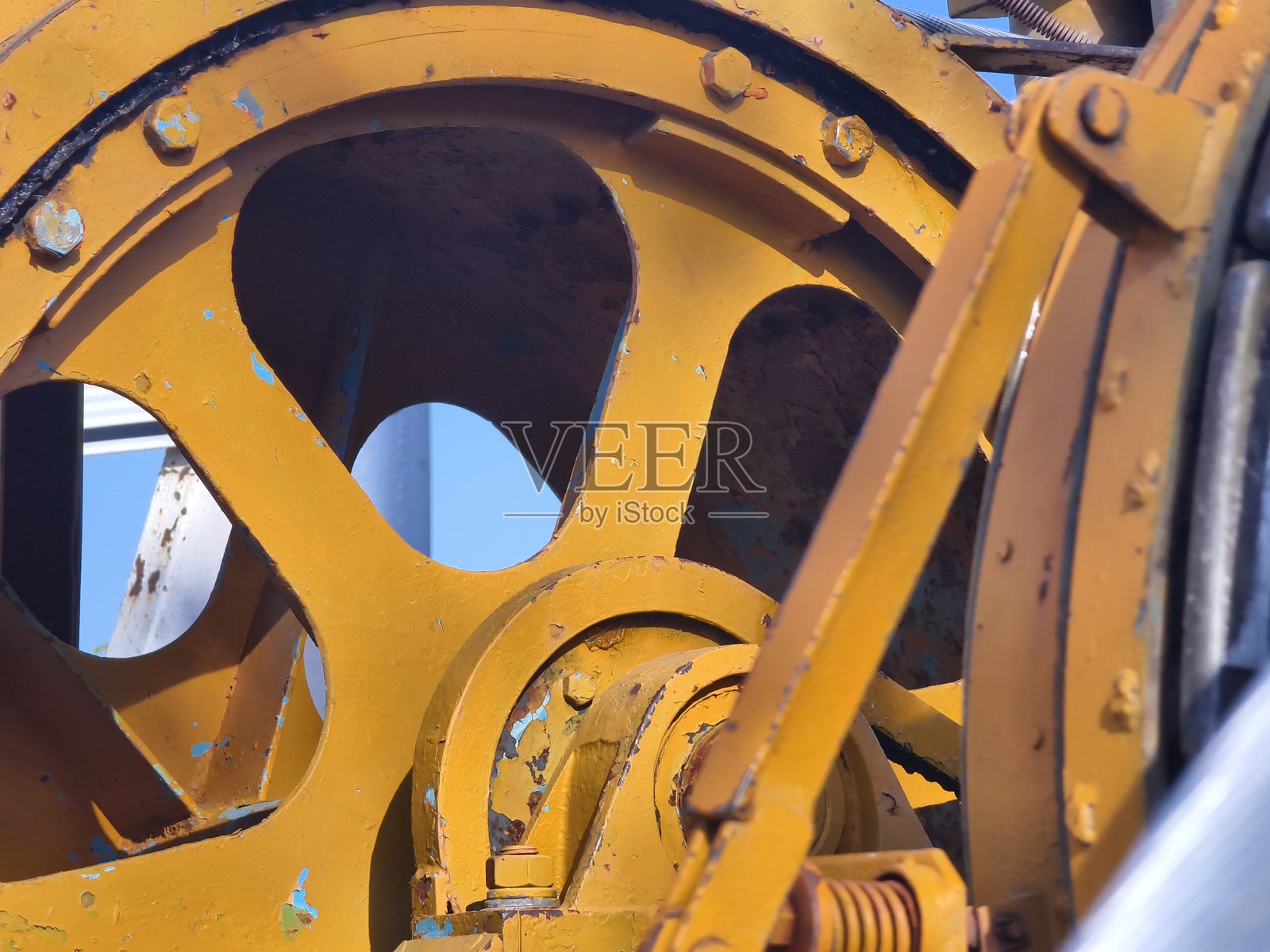 一大卷高压电线的木制线轴位于道路上照片摄影图片