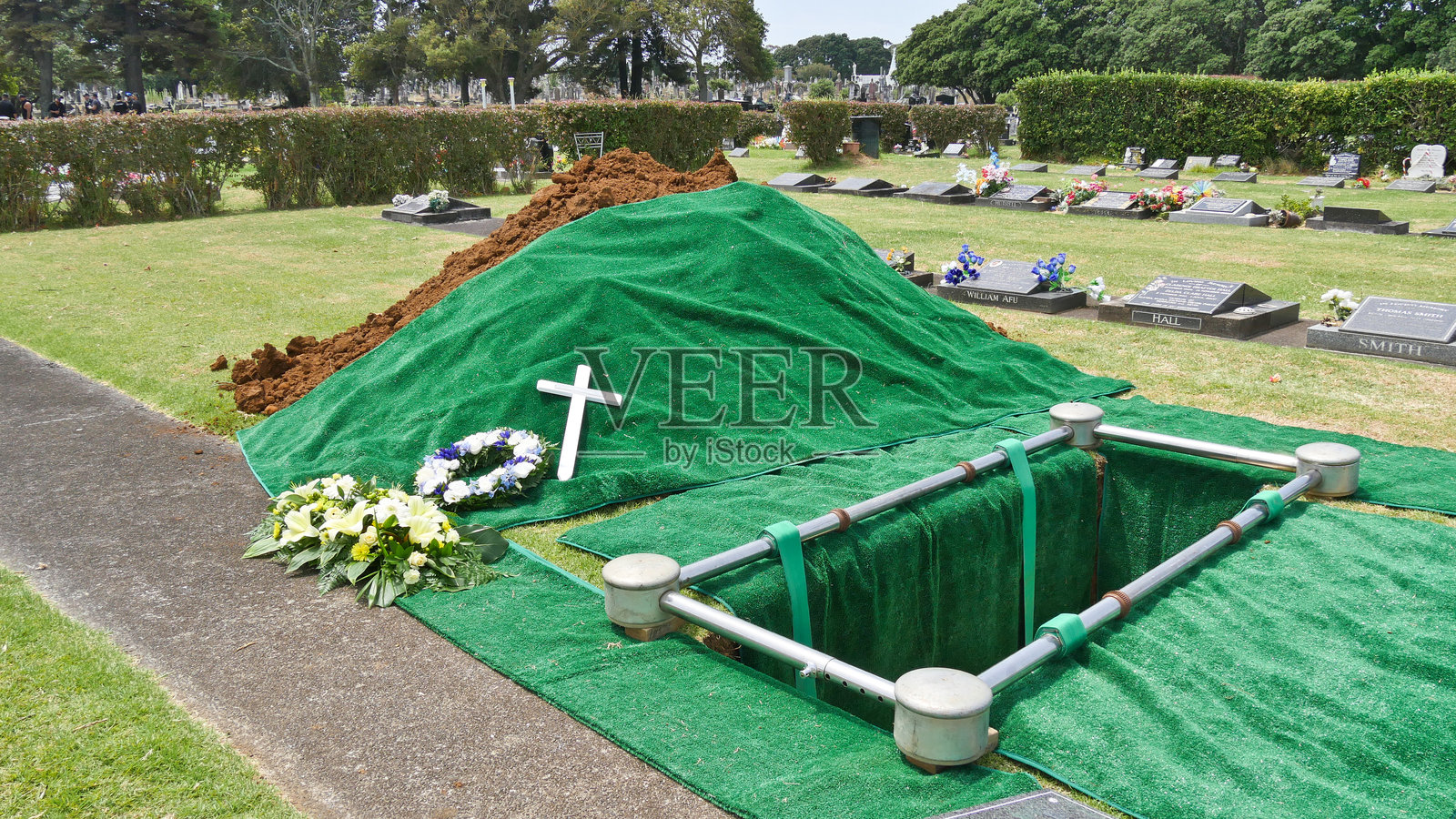 墓地中为葬礼服务准备的棺材埋葬场景照片摄影图片