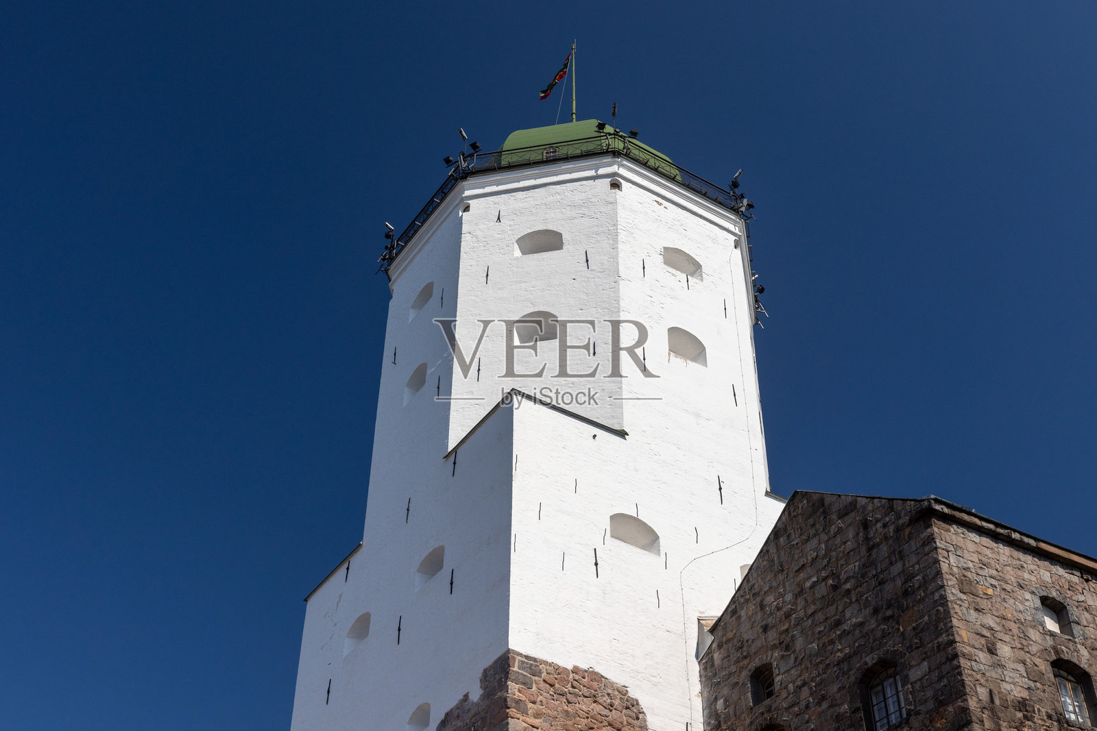 阳光明媚的夏日，维堡城堡的白色塔楼照片摄影图片