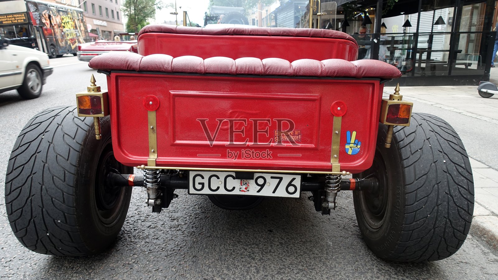 经典与改装汽车游行。照片摄影图片