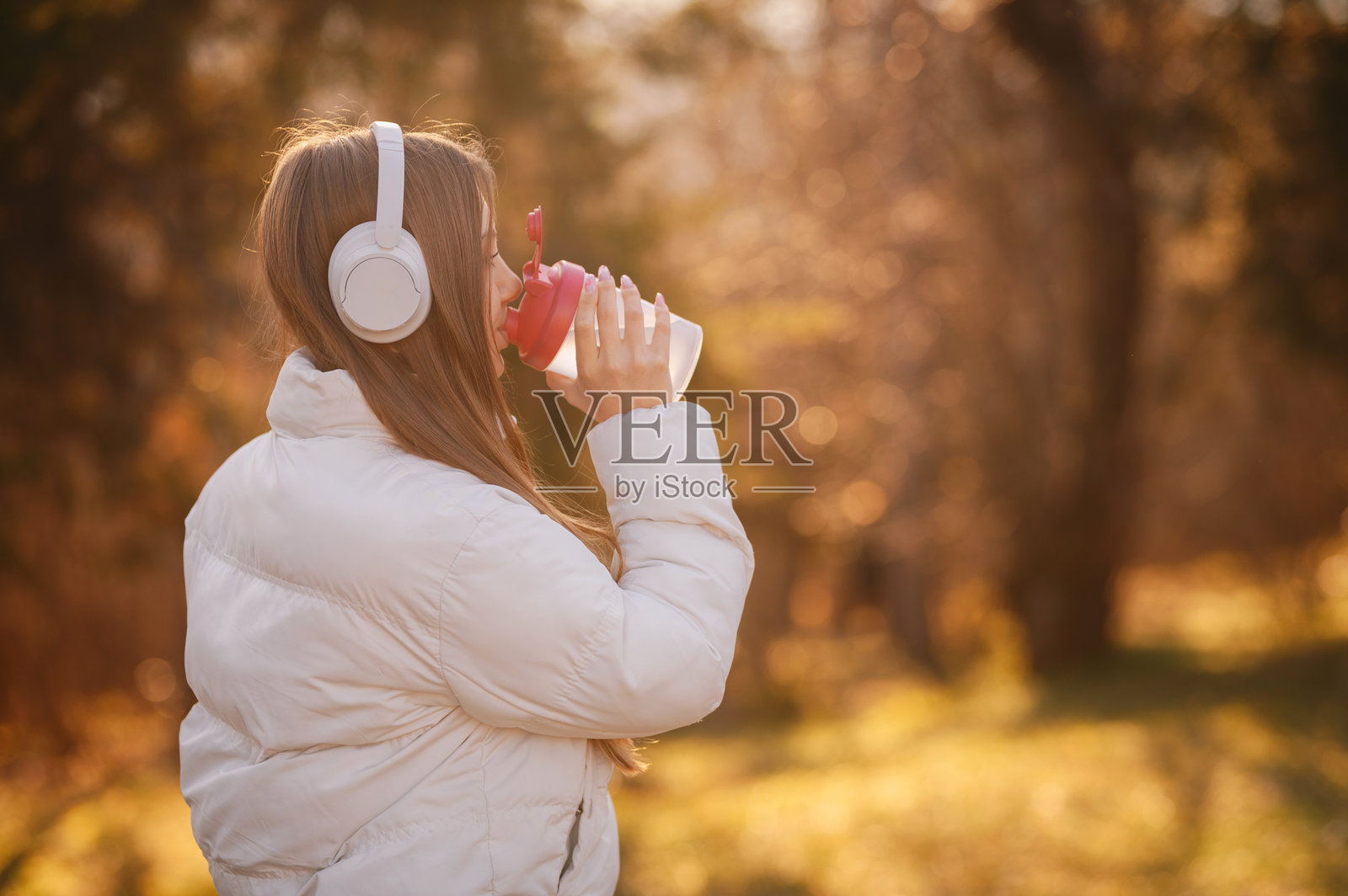 少女喝水照片摄影图片