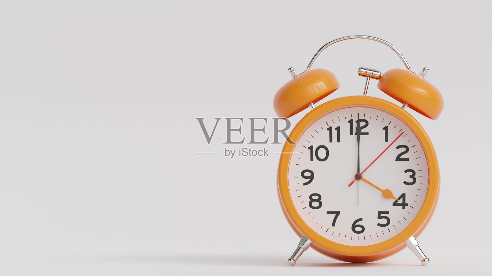 白色背景上的黄色闹钟，时针指向1点。照片摄影图片