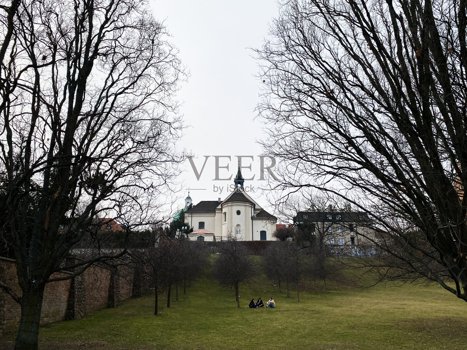 华沙，波兰冬季公园中的宁静教堂场景，被树木环绕照片摄影图片